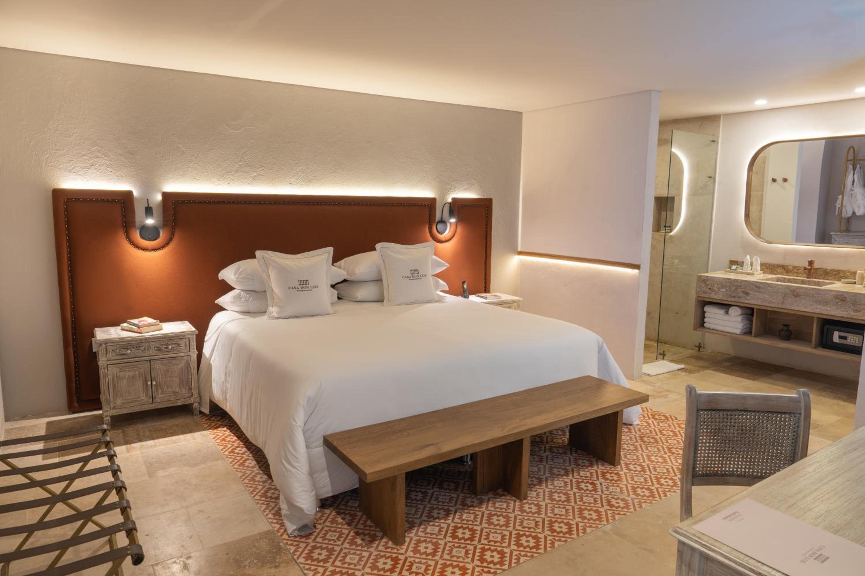 1 King Bed-Premium Room - Photo 1