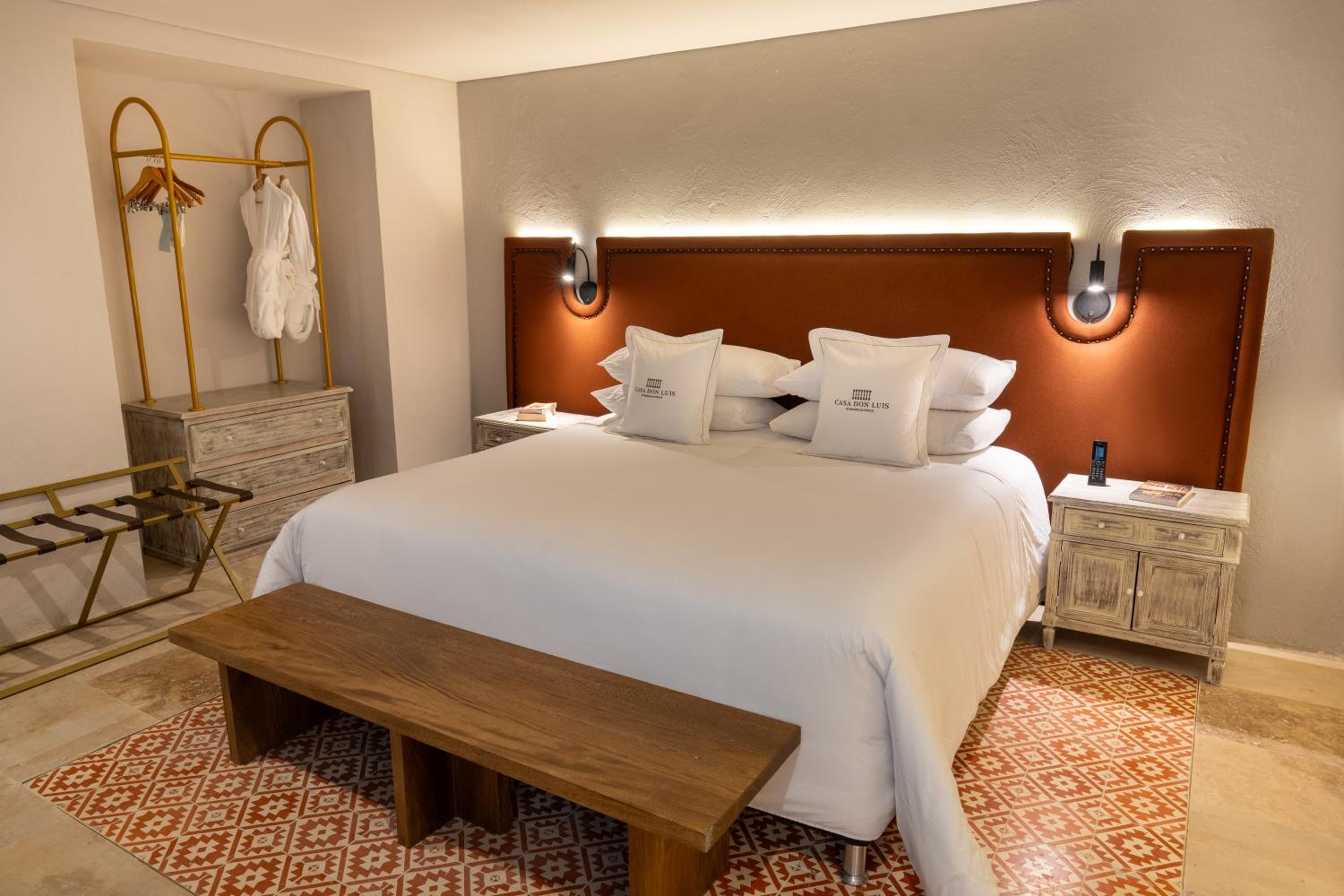 1 King Bed-Premium Room - Photo 2