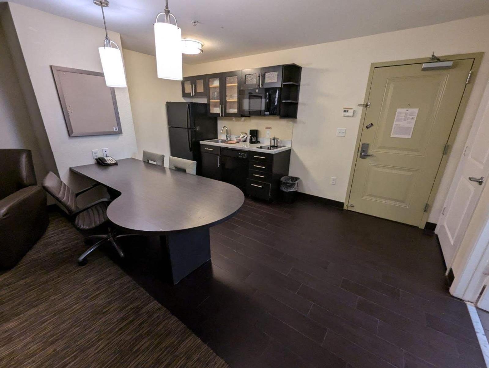 One-Bedroom King Suite with Sofa Bed photo 2