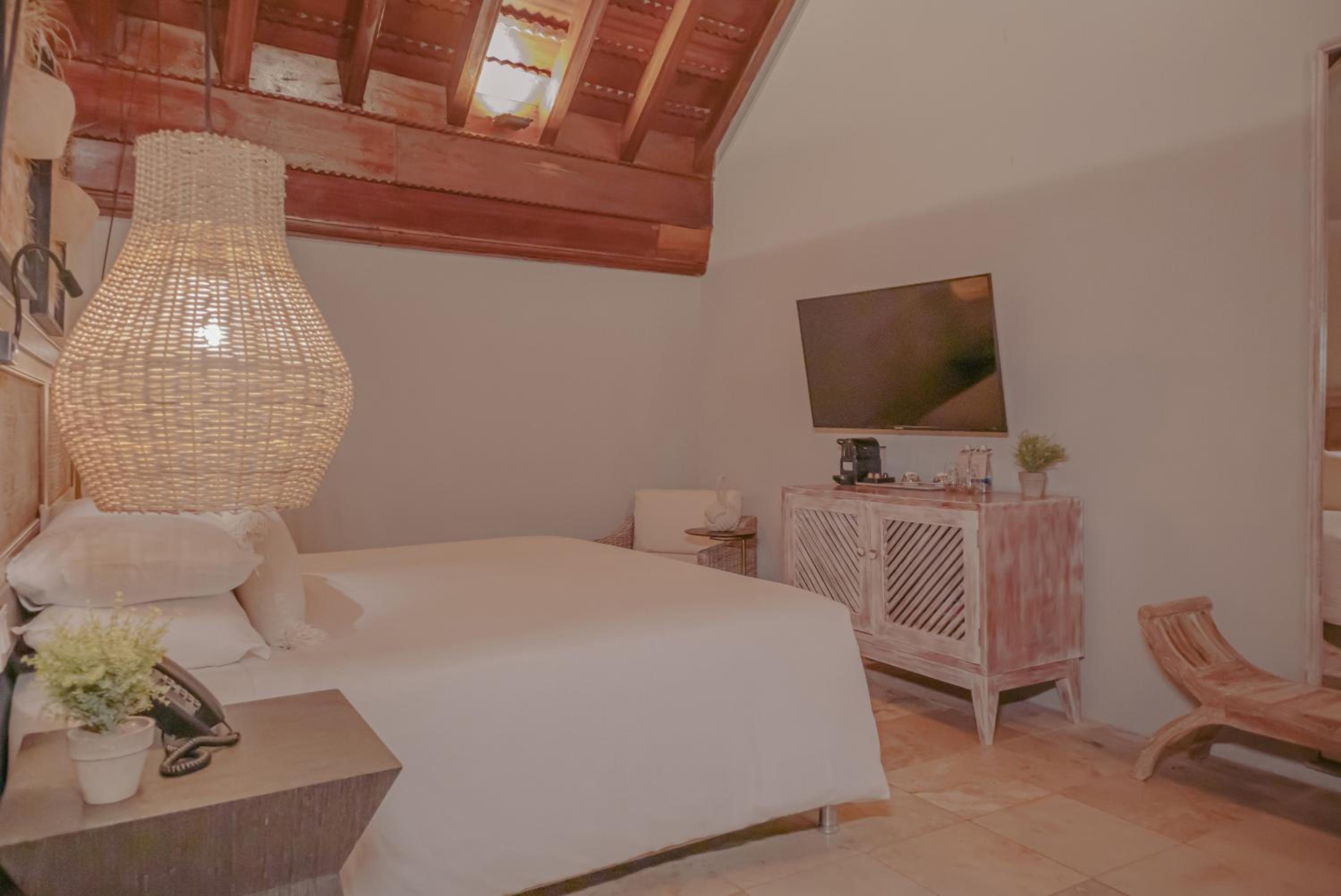 King Bed - Photo 2