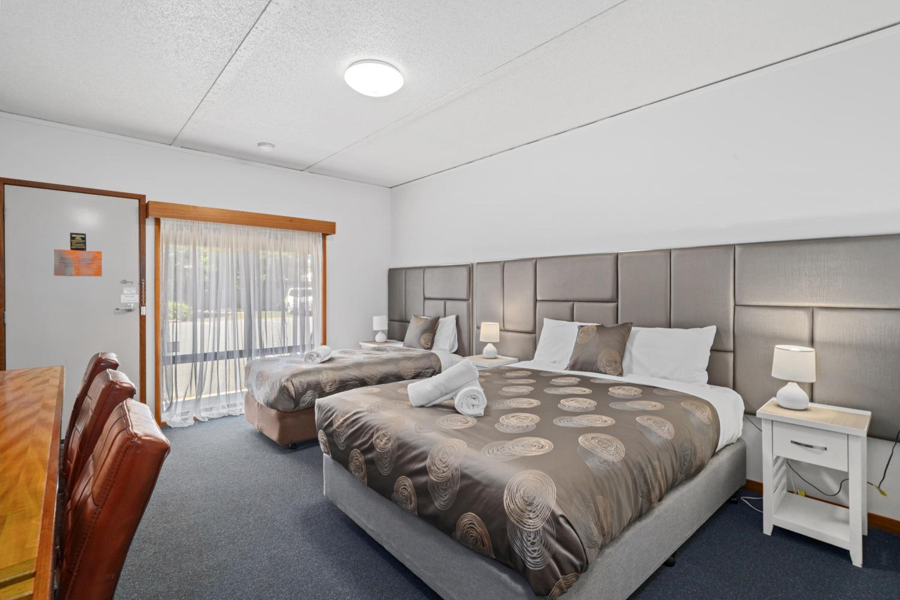 Queen Room with Single Bed