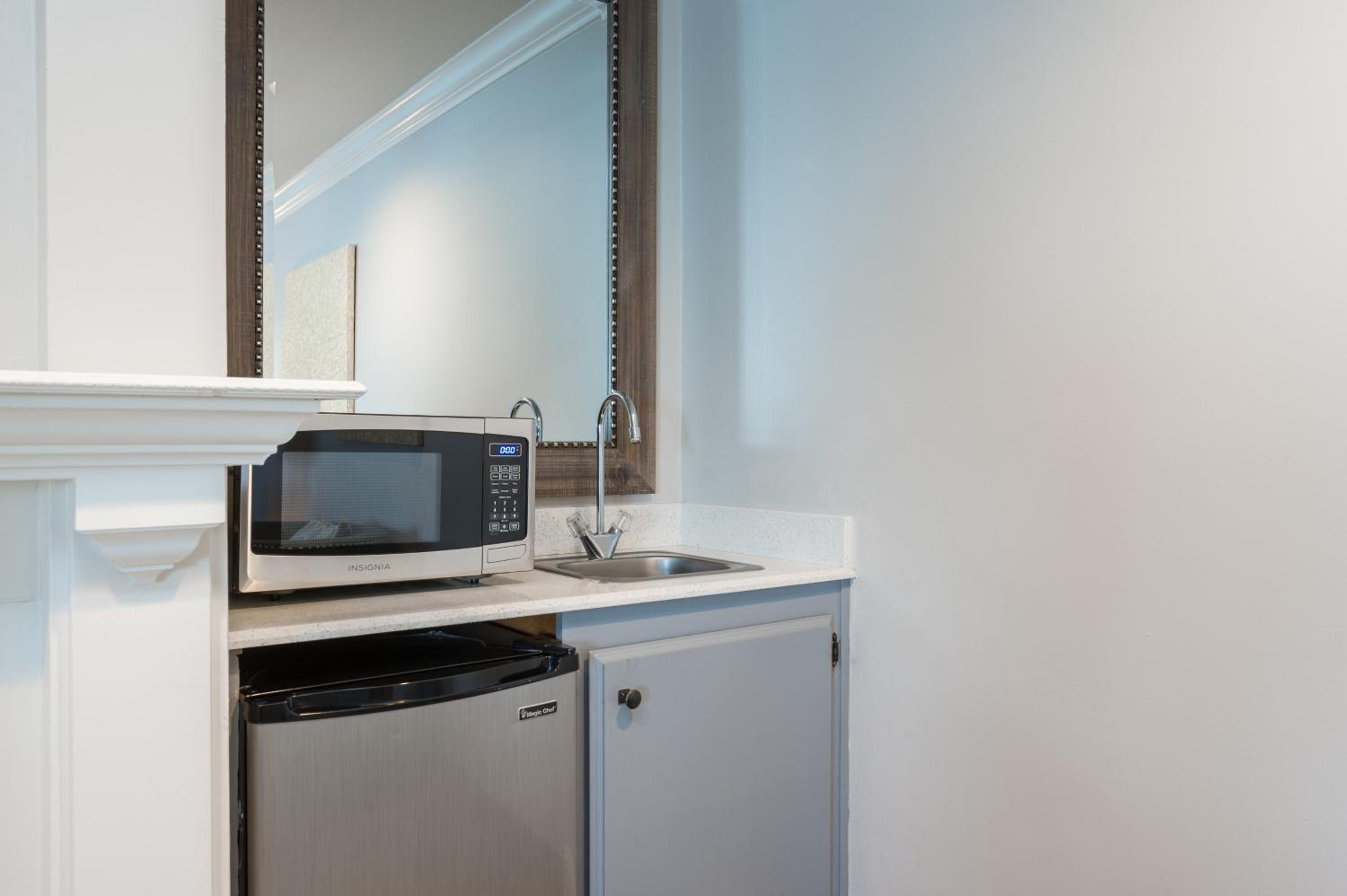 Corner Suite - Non Pet Friendly  - Photo 13