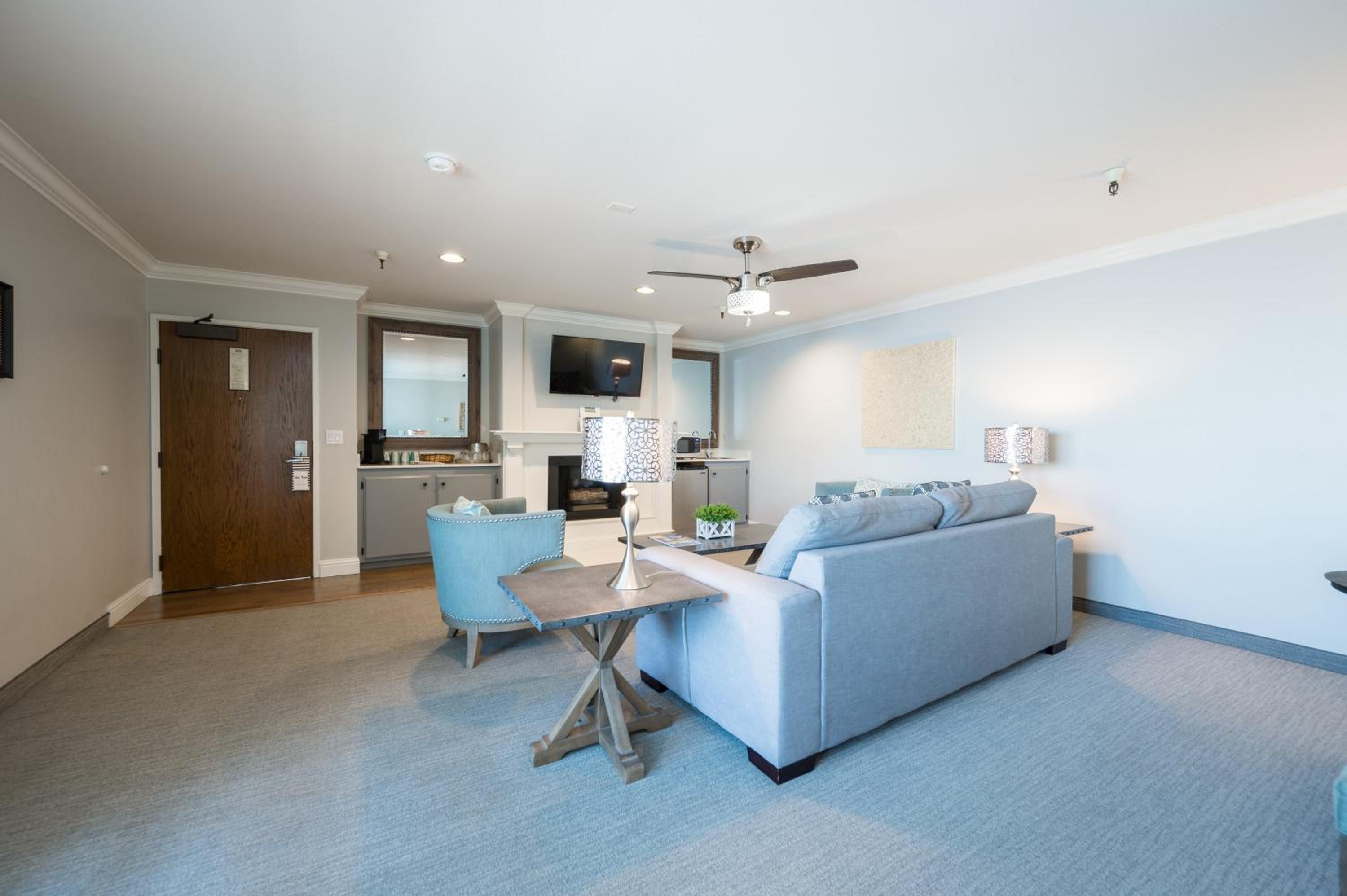 Corner Suite - Non Pet Friendly  - Photo 10