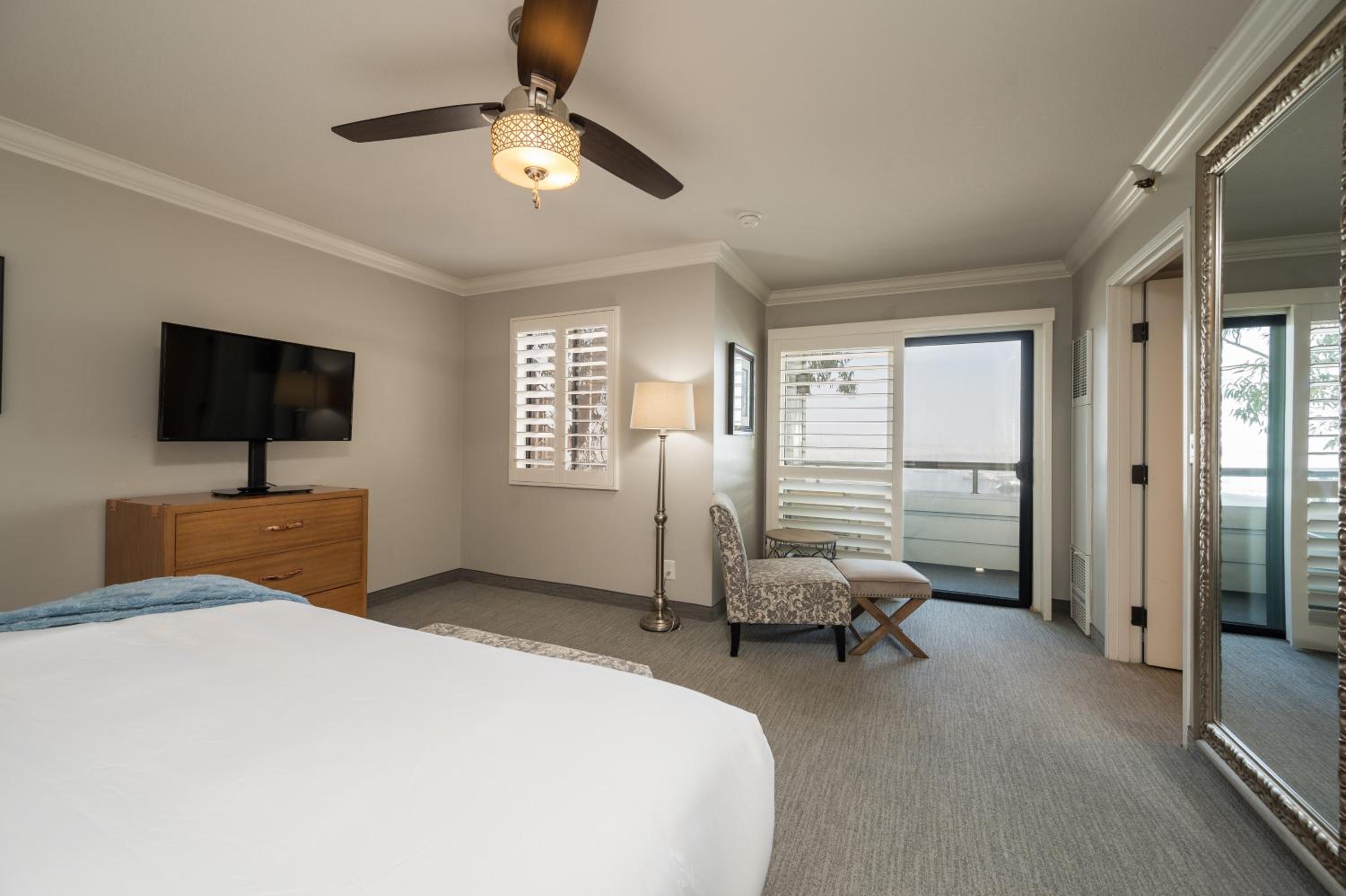 Corner Suite - Non Pet Friendly  - Photo 7