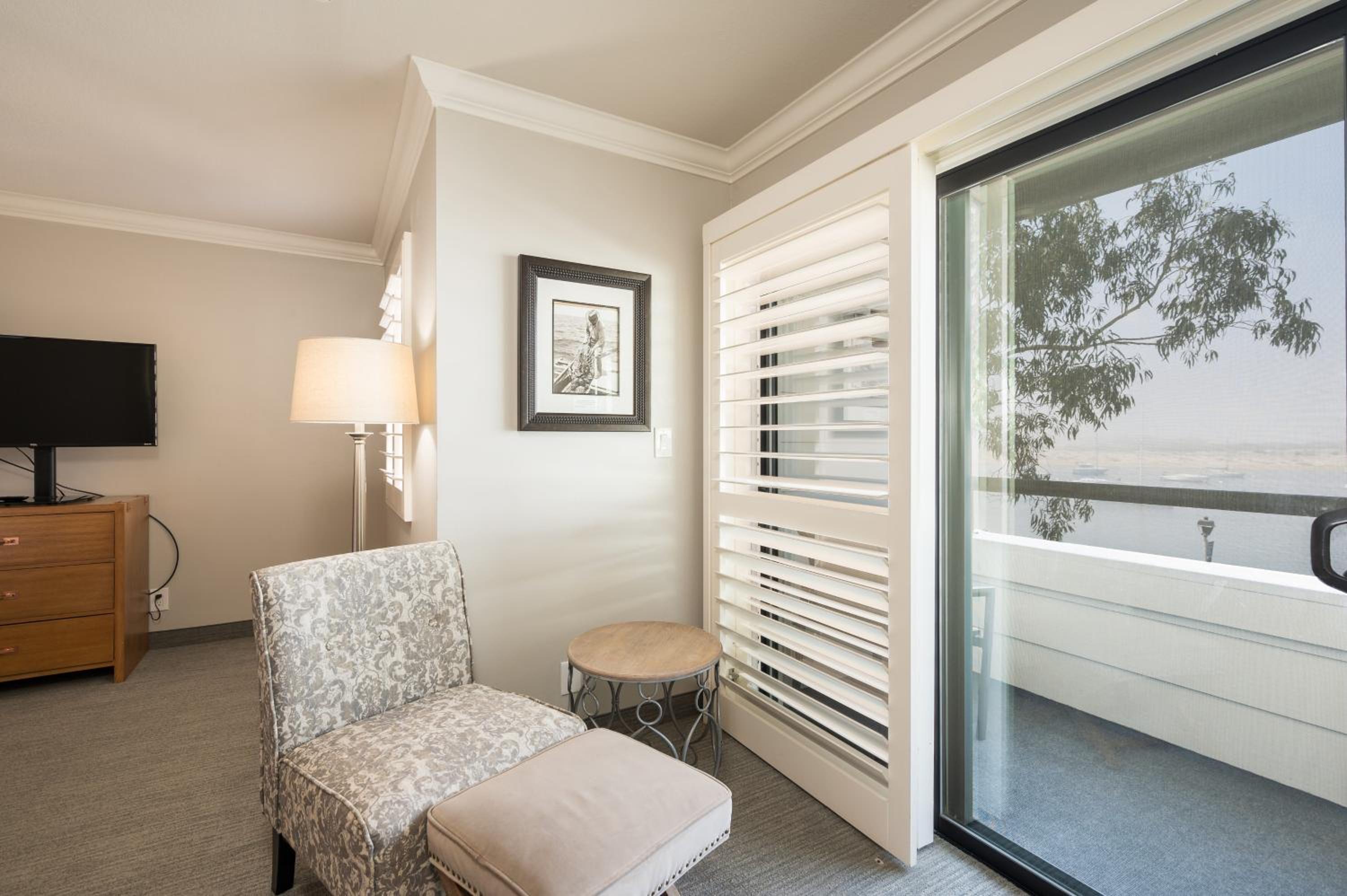 Corner Suite - Non Pet Friendly  - Photo 8