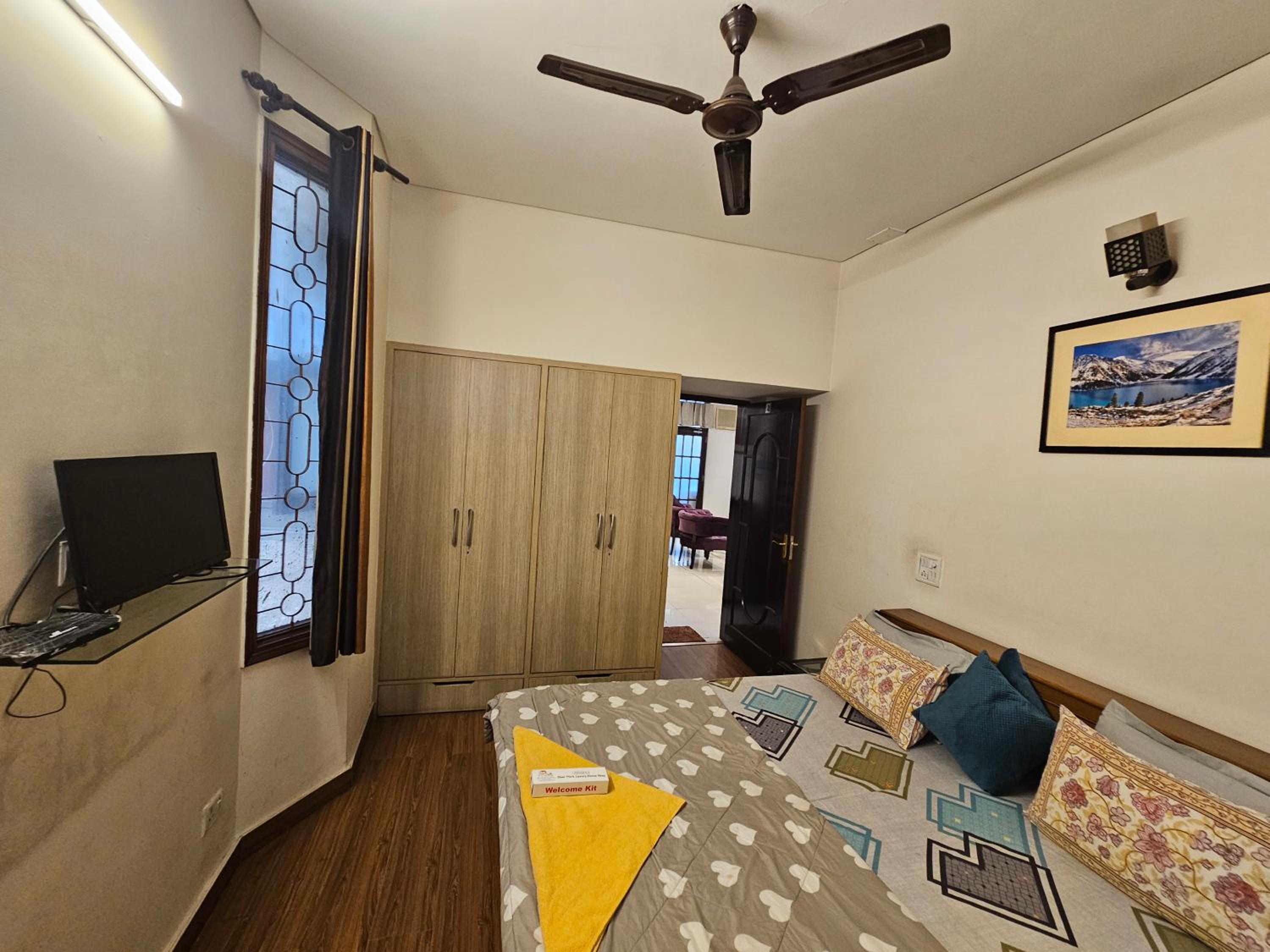Deluxe Double Room with Balcony - Photo 23