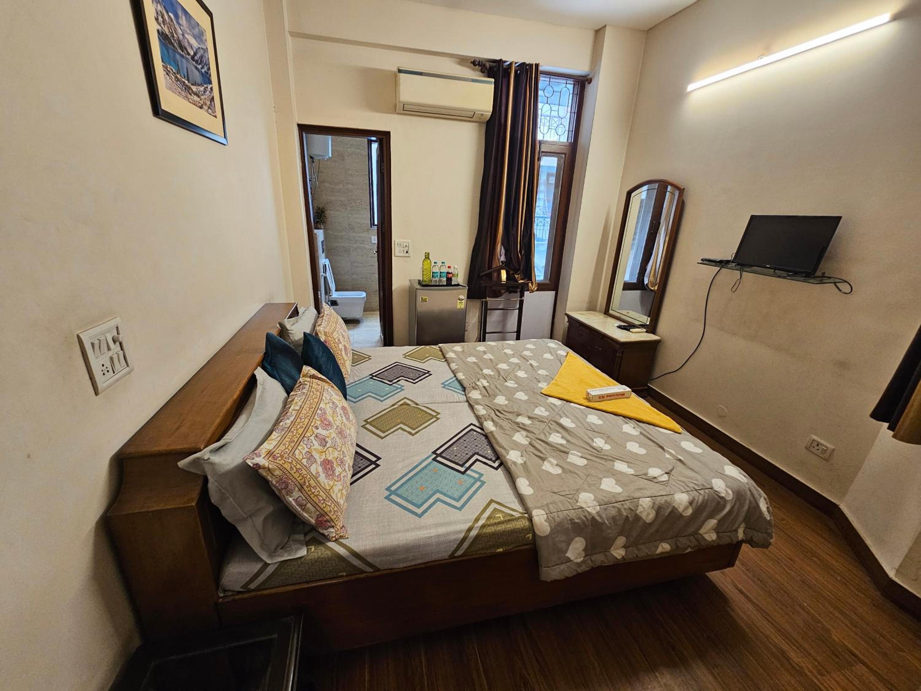 Deluxe Double Room with Balcony - Photo 22
