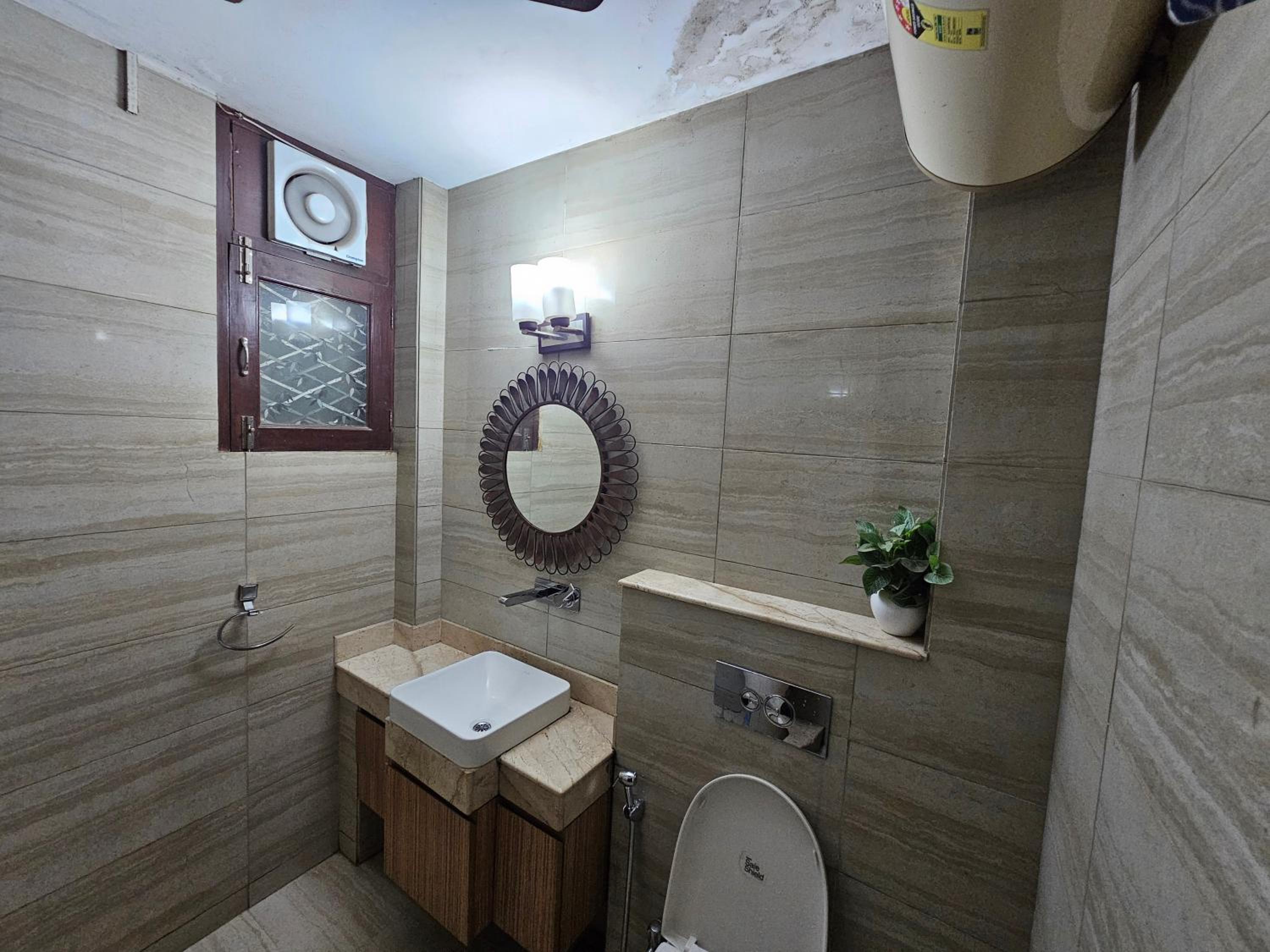 Deluxe Double Room with Balcony - Photo 16
