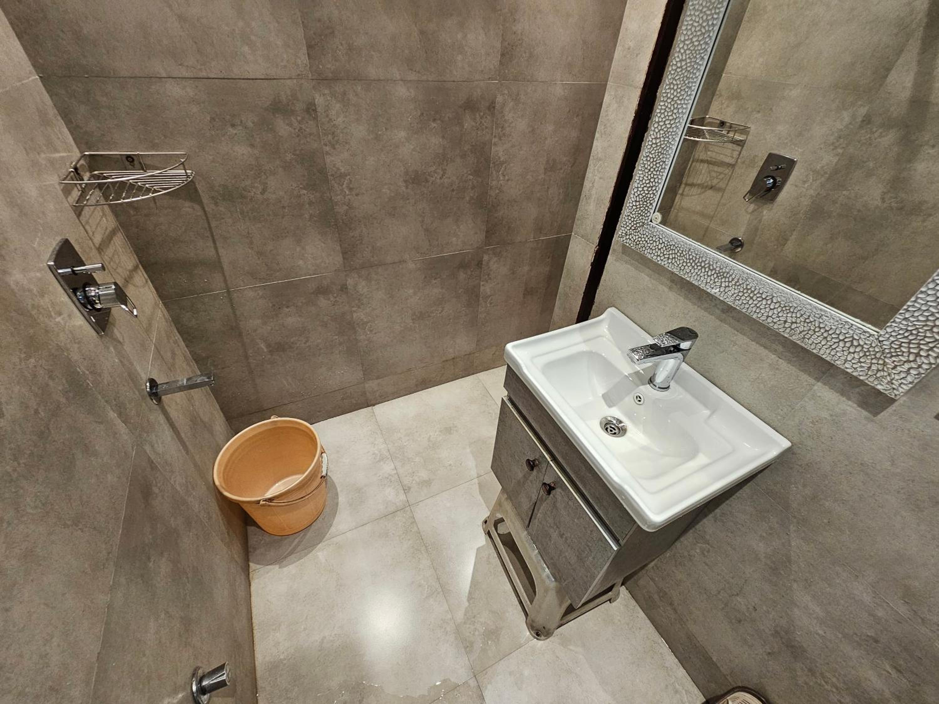 Deluxe Double Room with Balcony - Photo 12