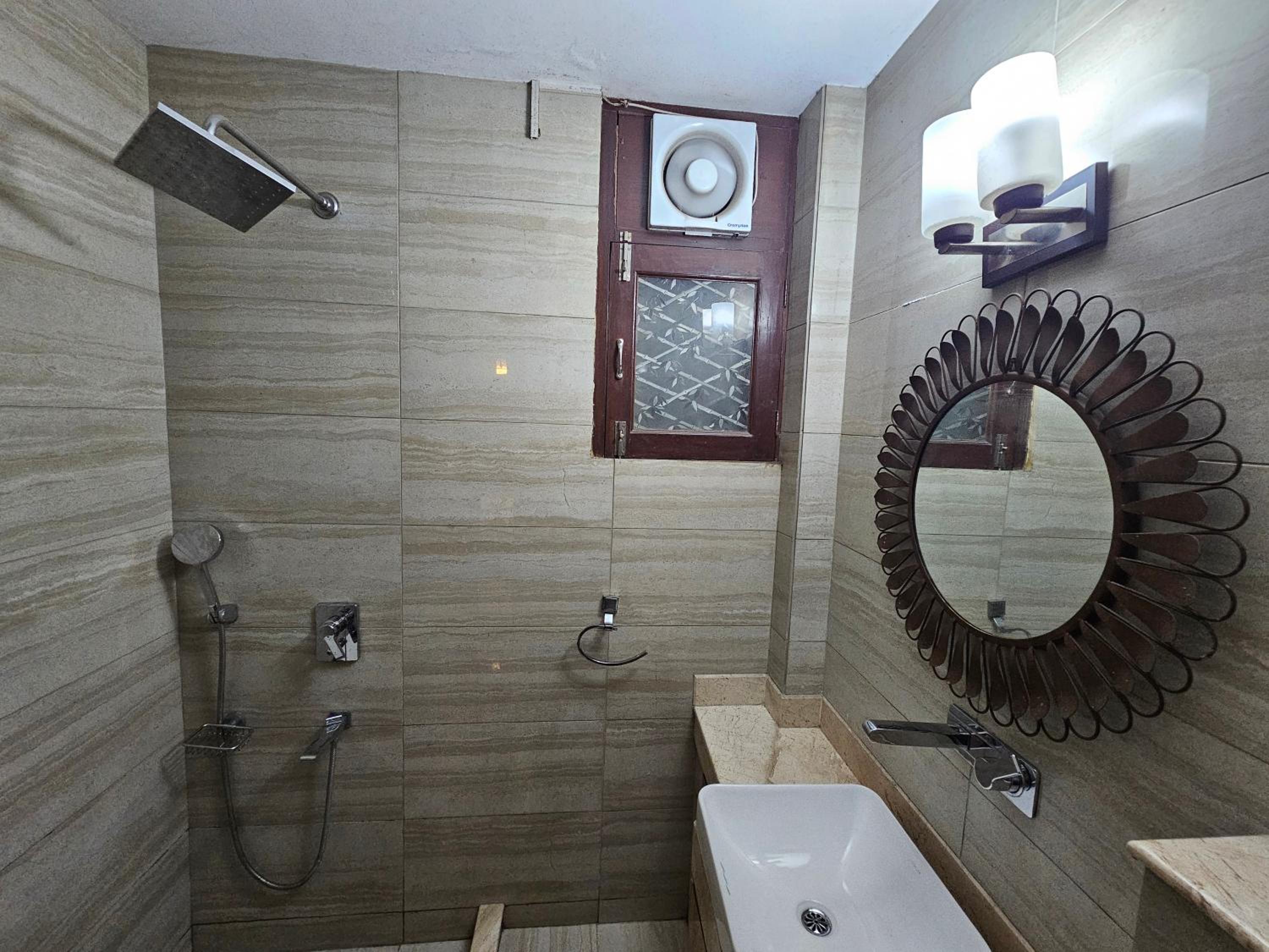 Deluxe Double Room with Balcony - Photo 4