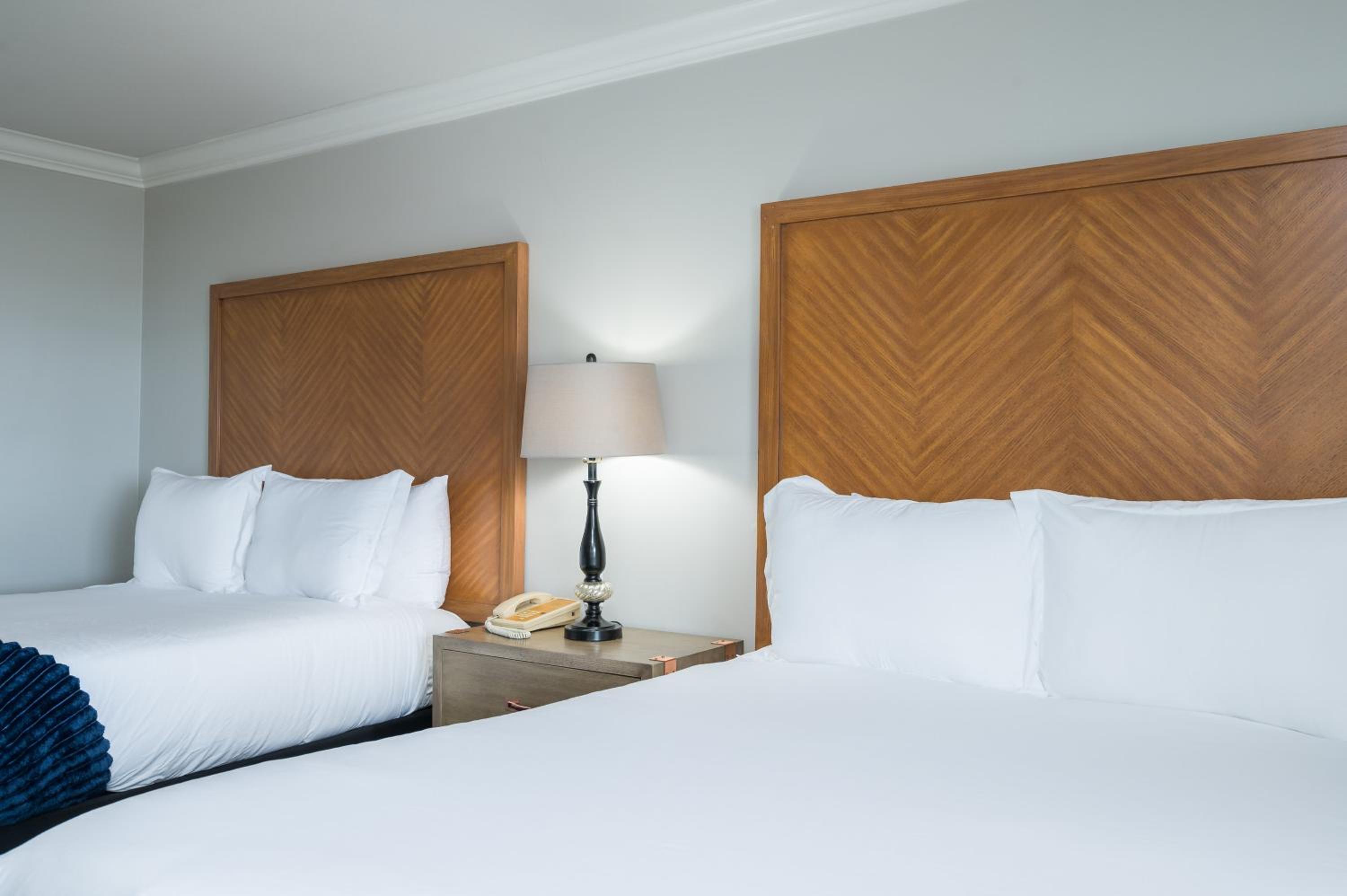 Premium Queen Room with Two Queen Beds - Photo 5