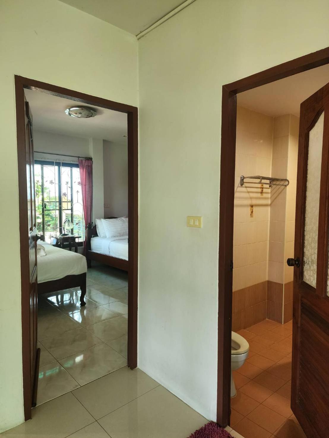 Twin Room with Private Bathroom photo 2