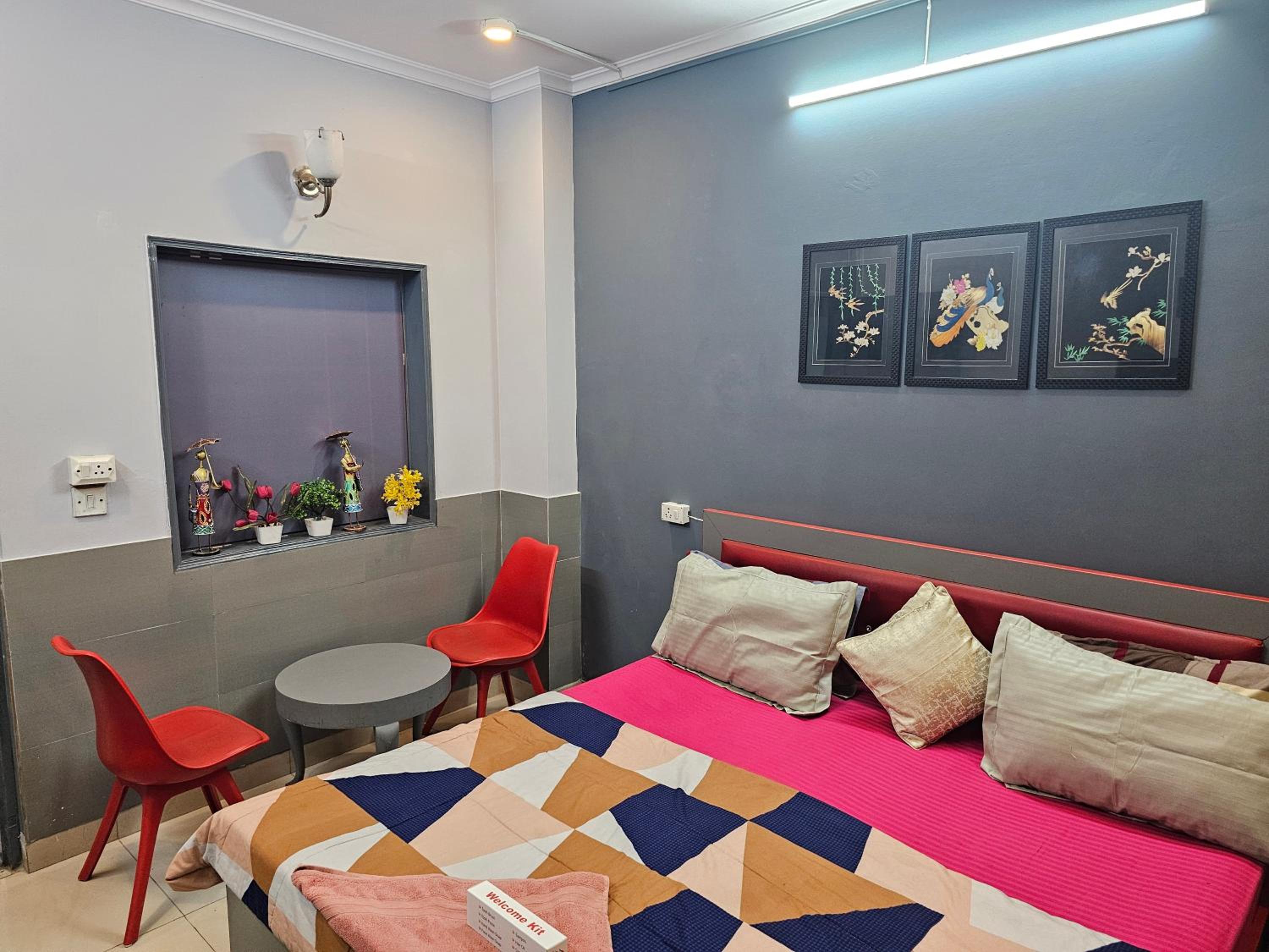 Deluxe King Room - Photo 14