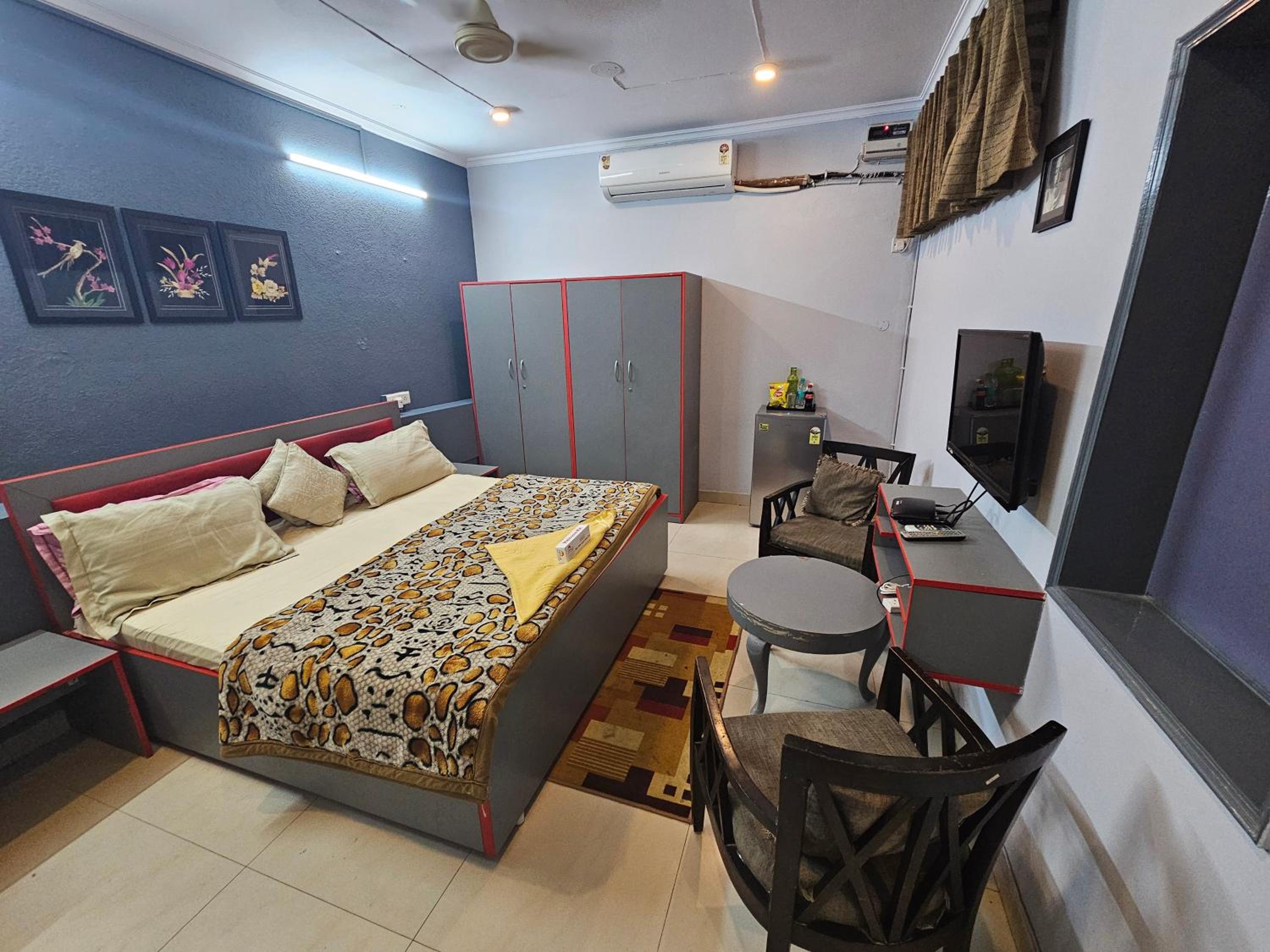 Deluxe King Room - Photo 13