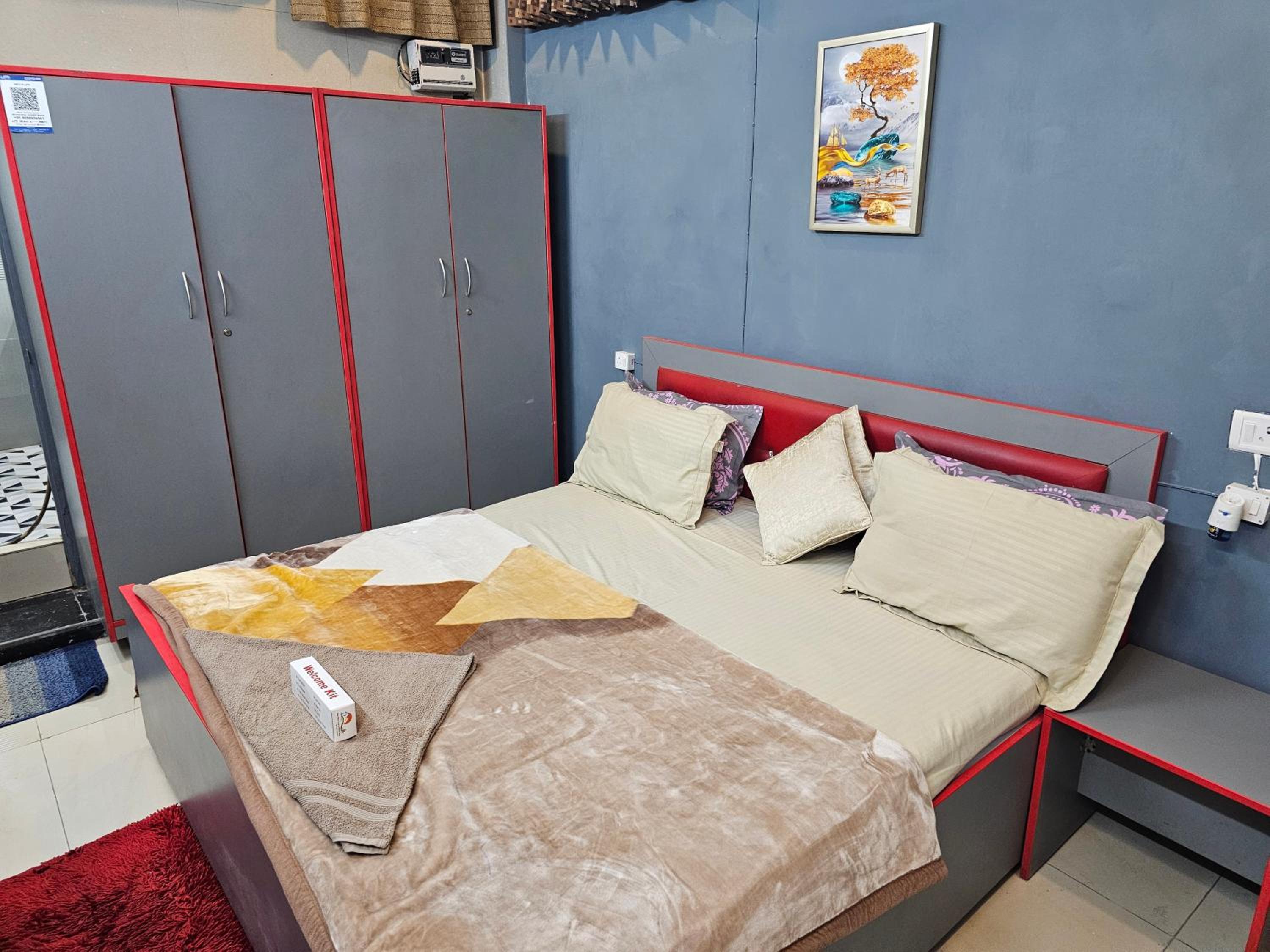 Deluxe King Room - Photo 9
