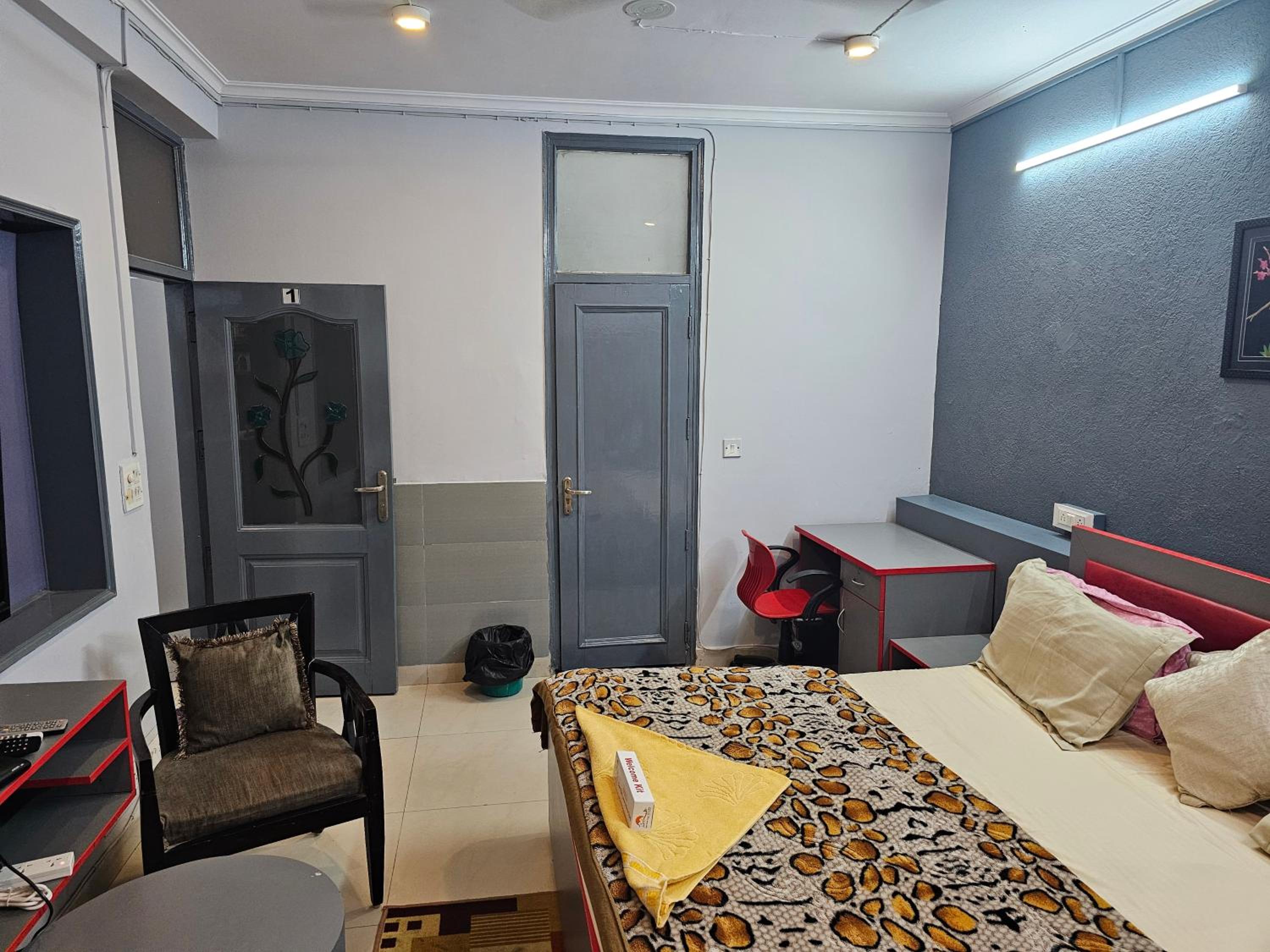 Deluxe King Room - Photo 8