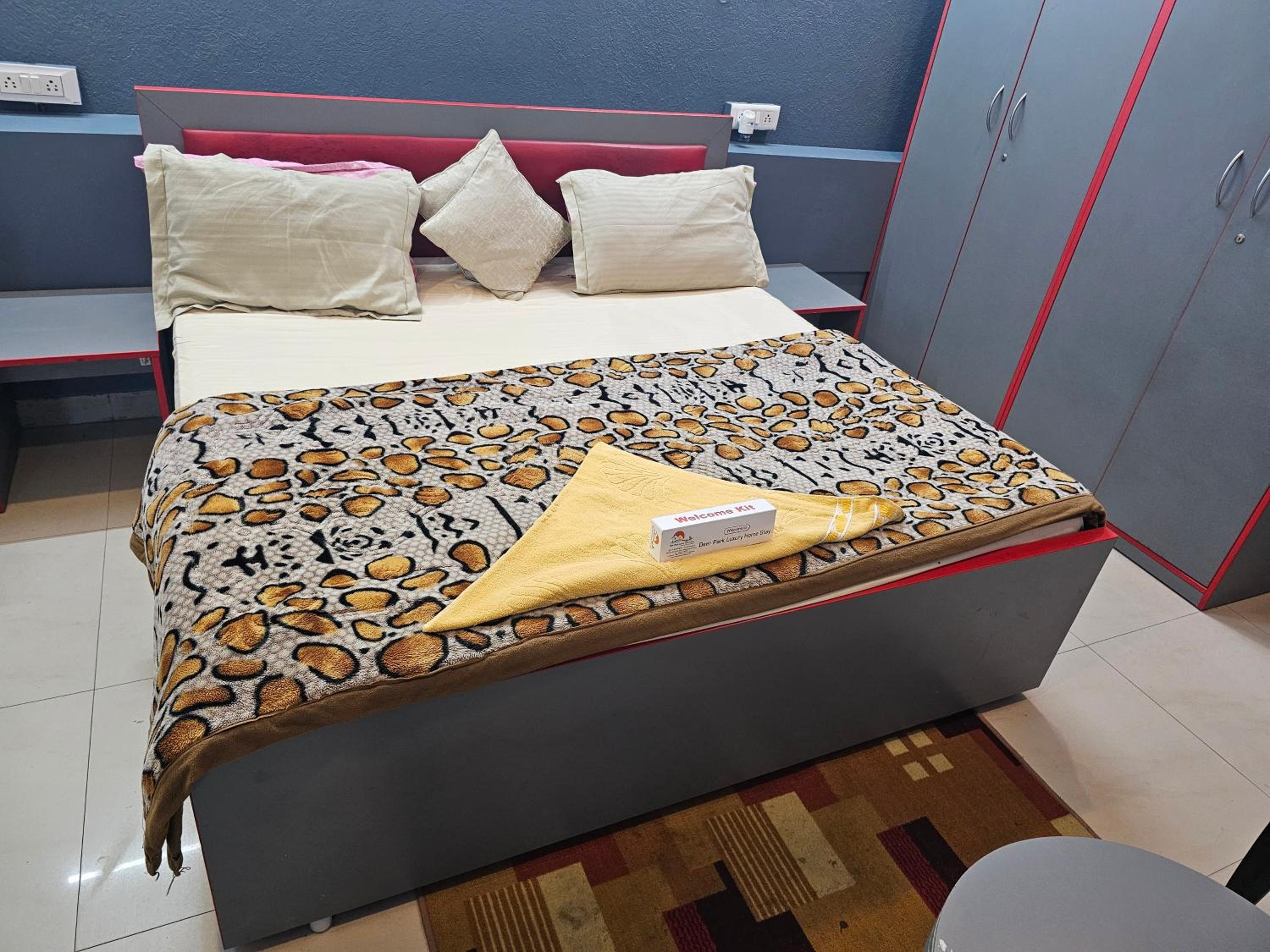 Deluxe King Room - Photo 2
