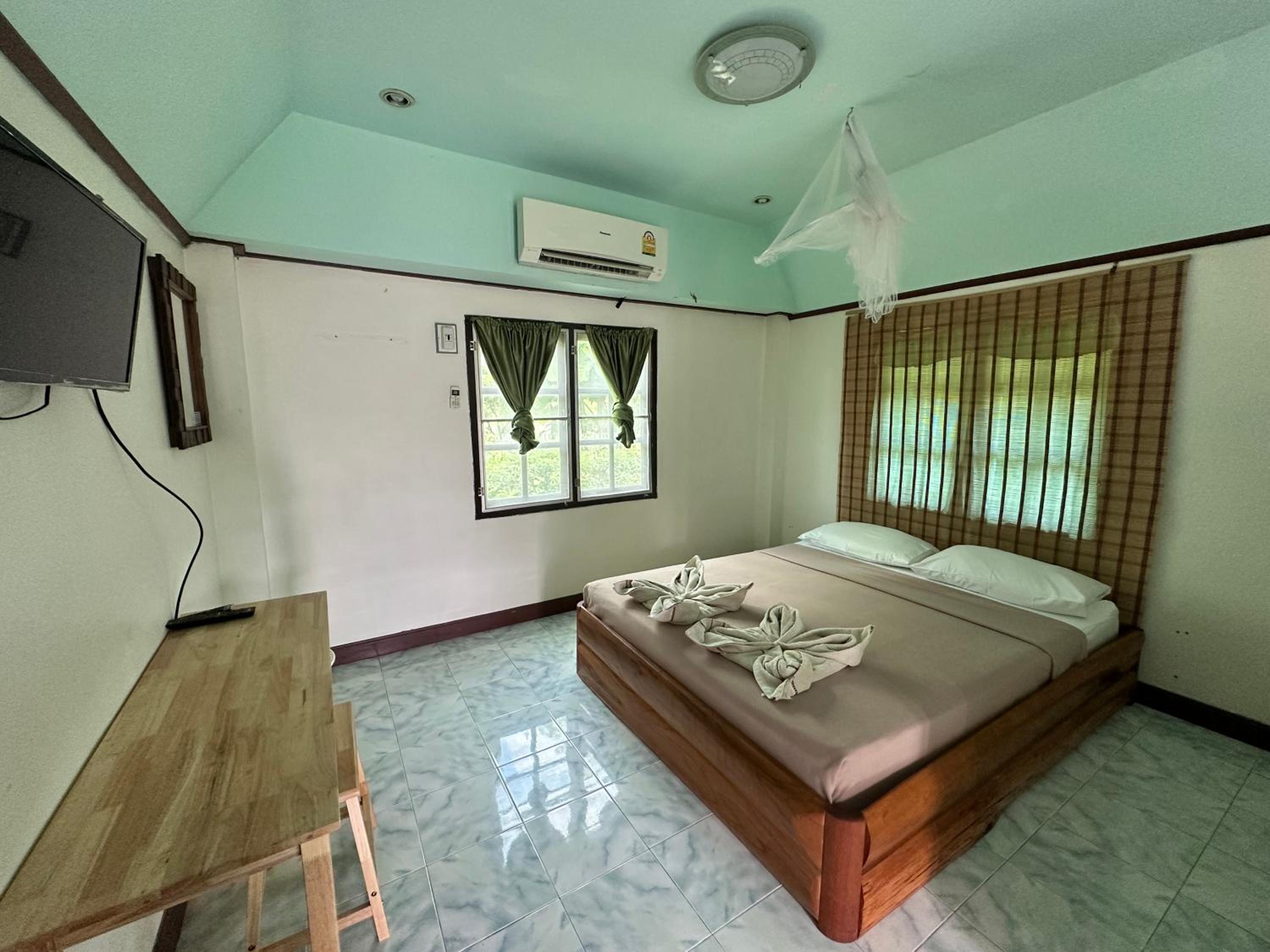 Queen Room with Pool View - Photo 7