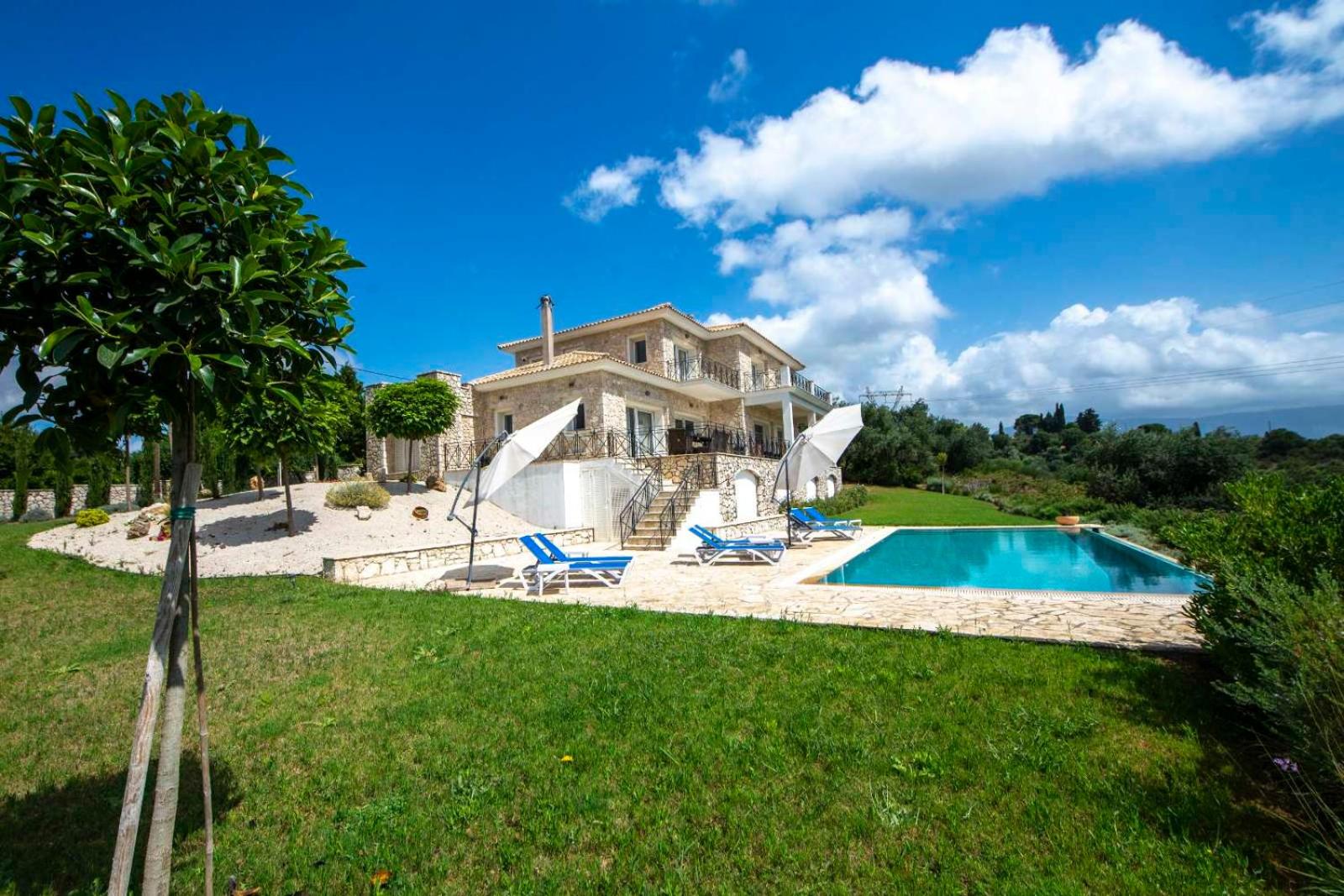 Three-Bedroom Villa photo 2