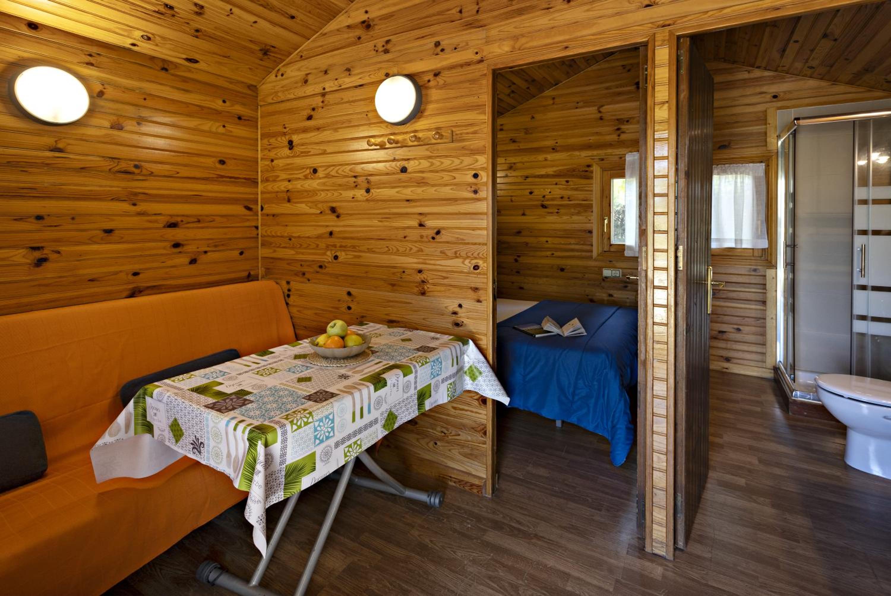 Bungalow con Terraza Privada (2 Adultos + 2 Niños)