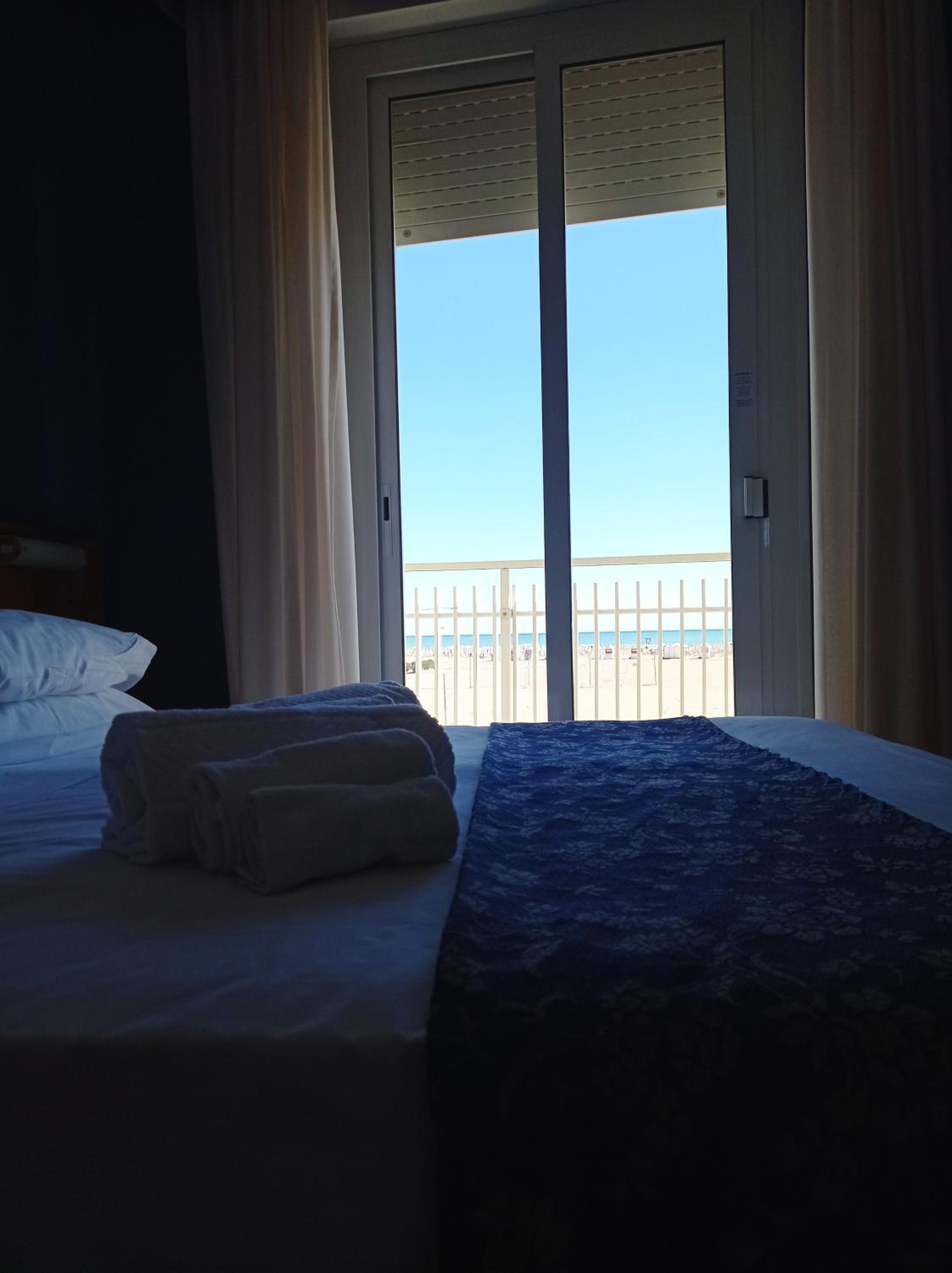 Standard Triple Room with Seafront