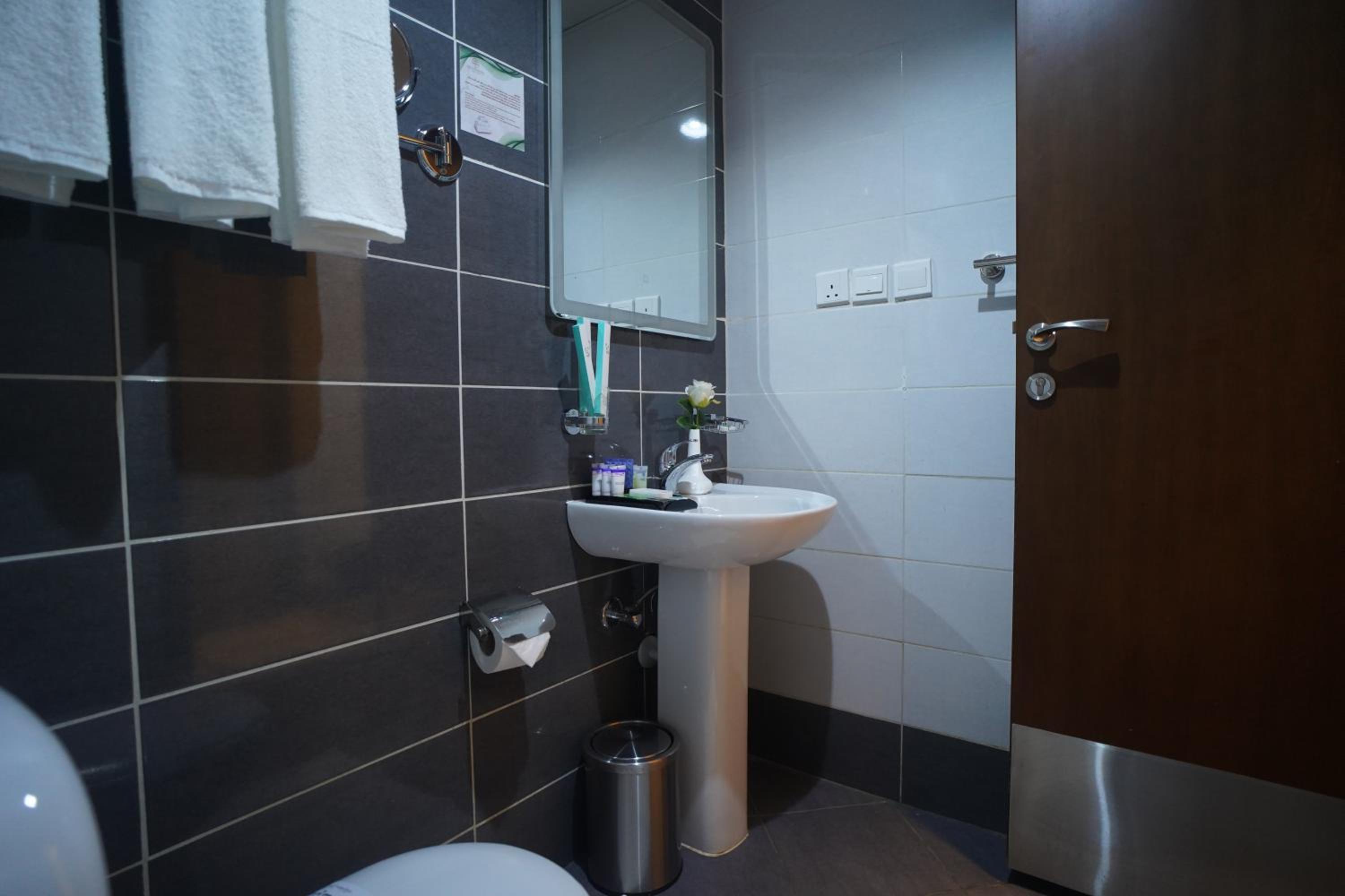 Standard Double or Twin Room - Photo 8