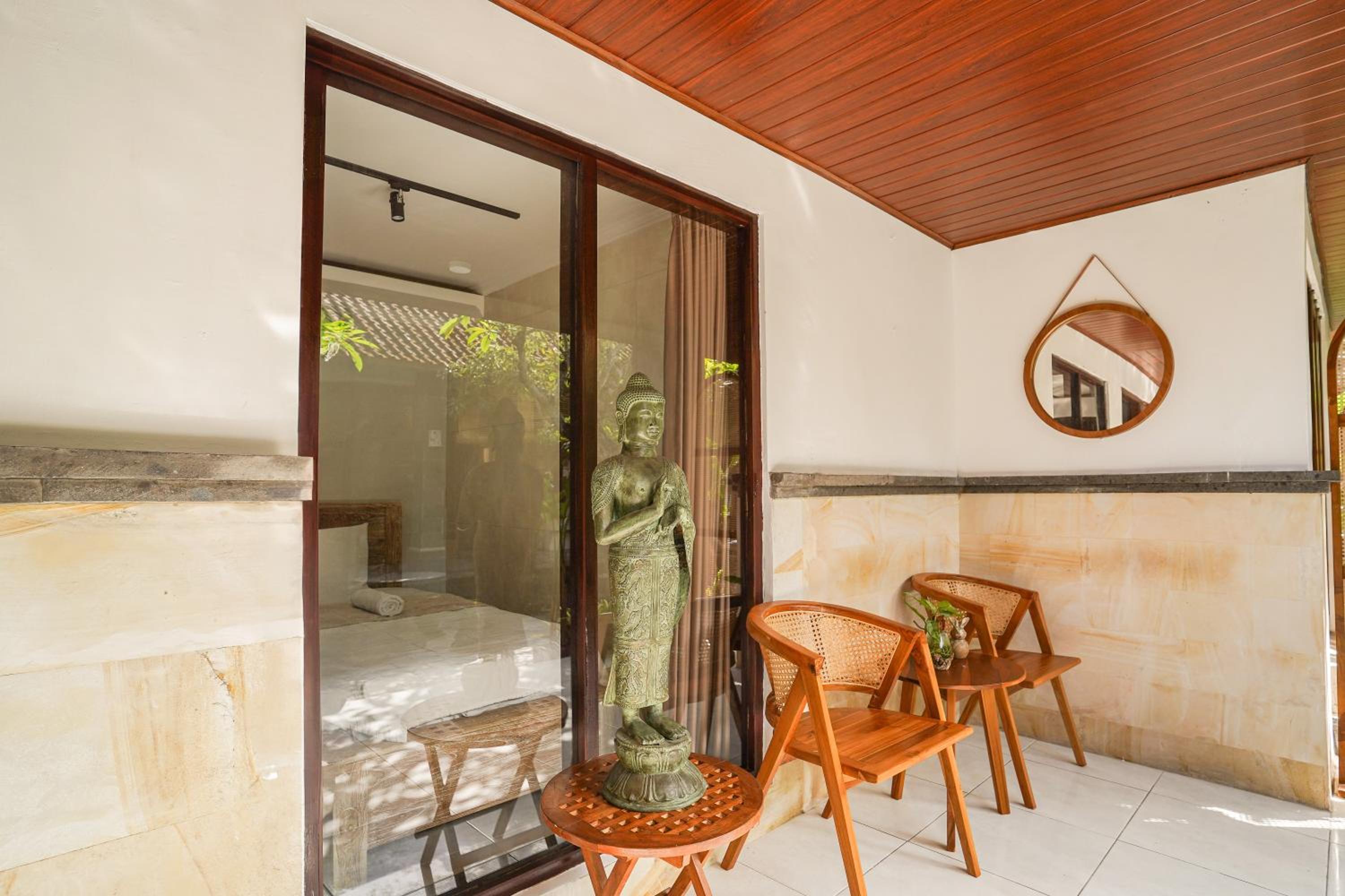 Double Room with Patio - Photo 11