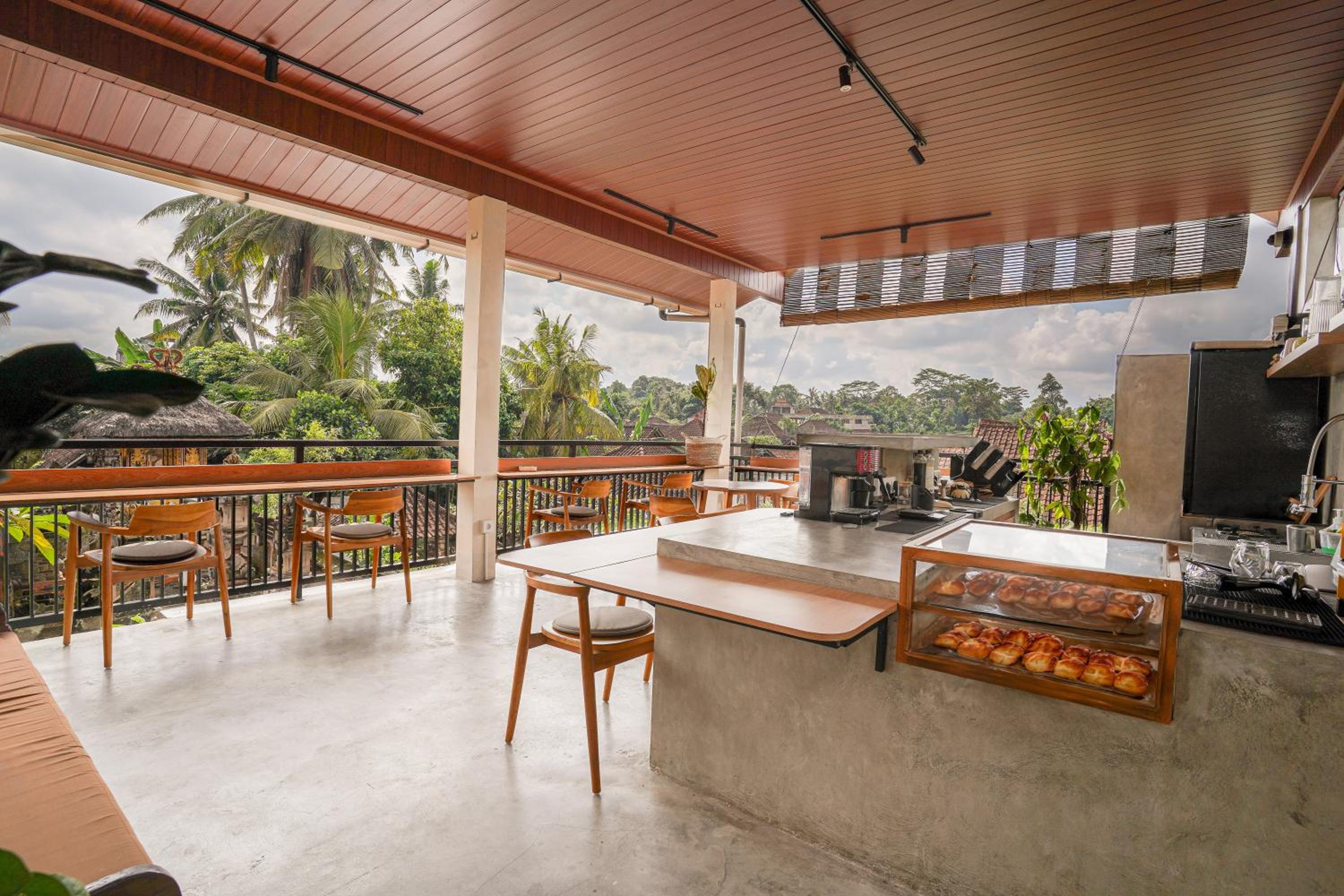 Deluxe Double Room with Balcony - Photo 7
