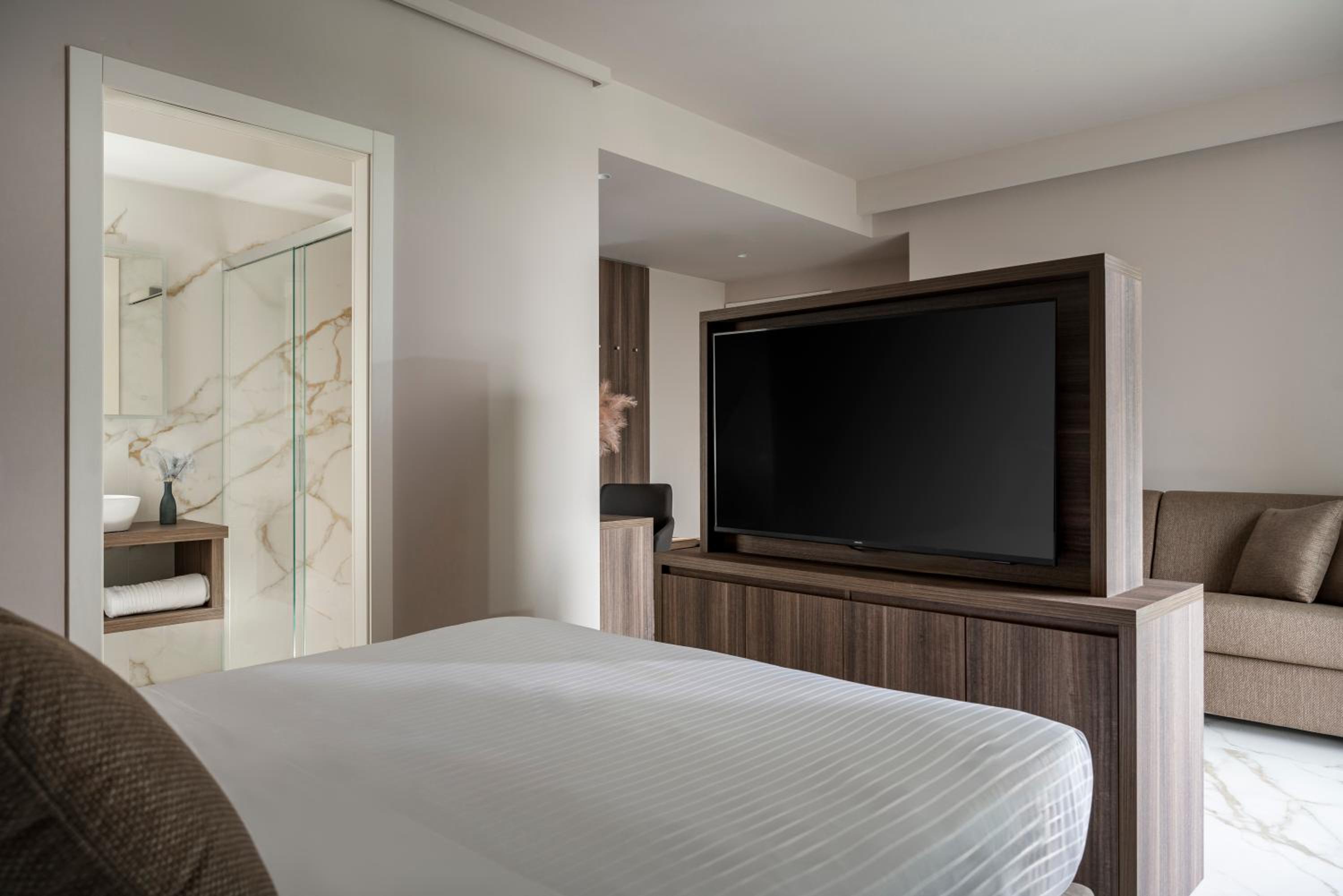 Deluxe Room with Pine forest view photo 2