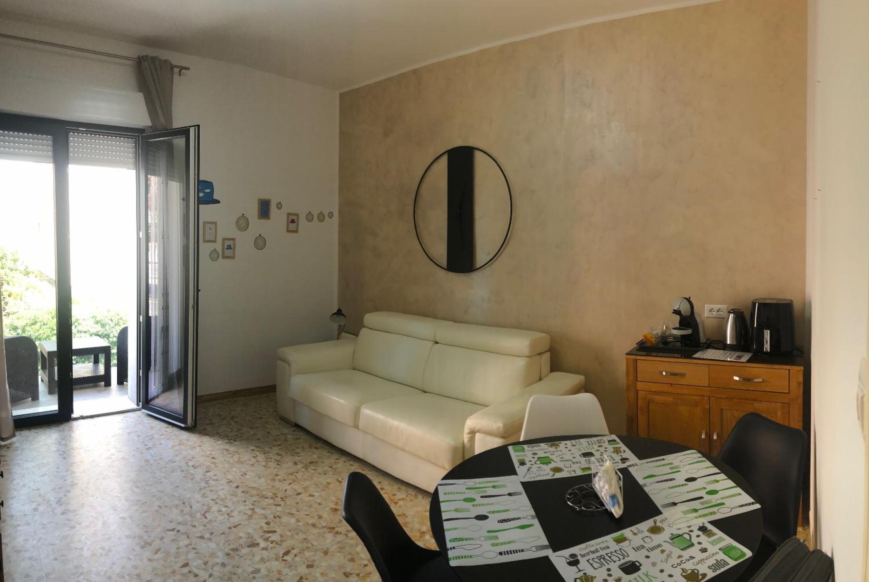 One-Bedroom Apartment photo 1