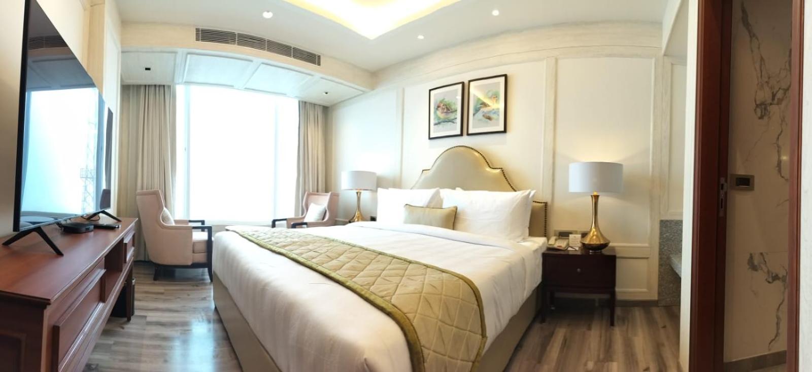 King Suite with Balcony photo 2