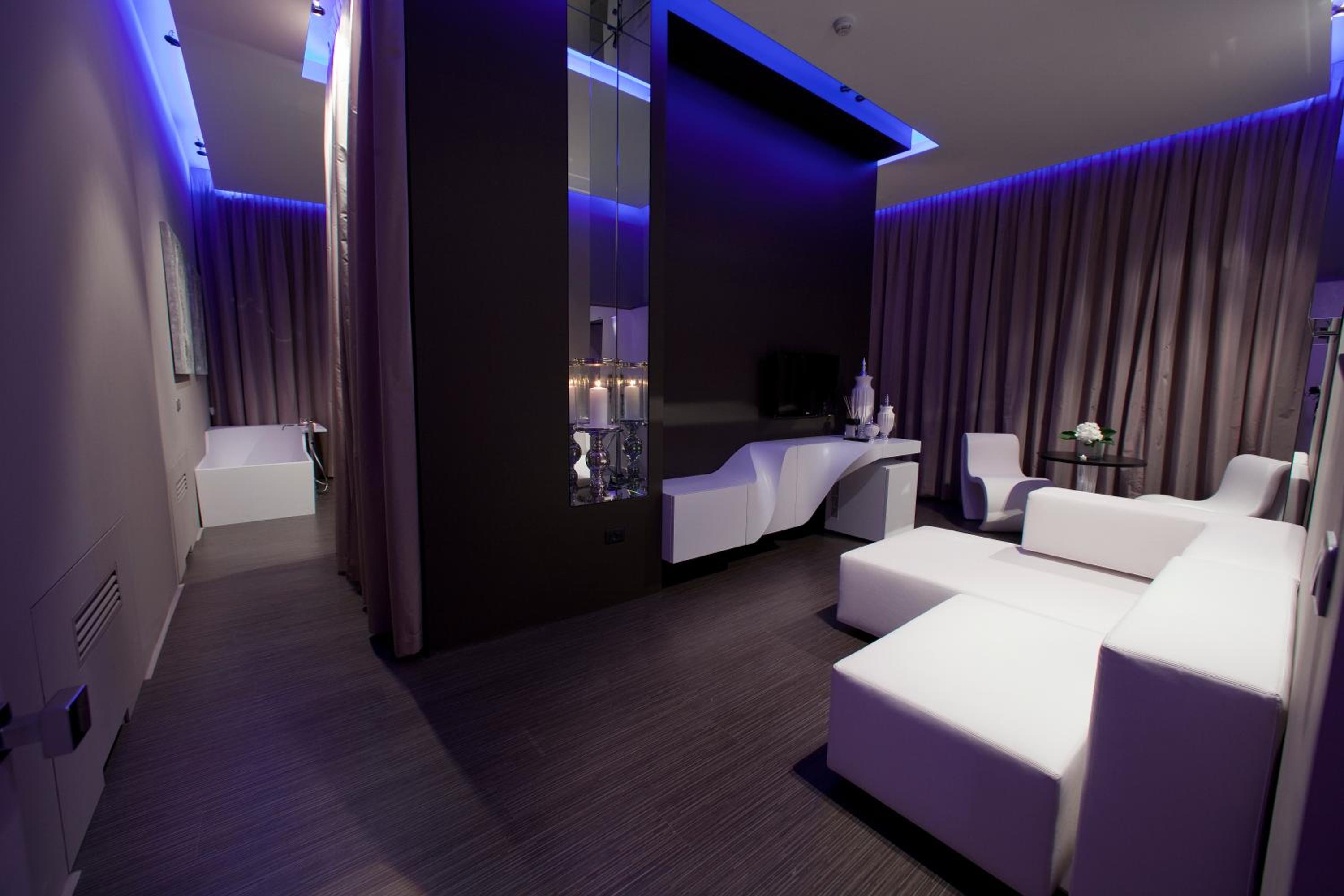 King Suite with Balcony - Photo 20