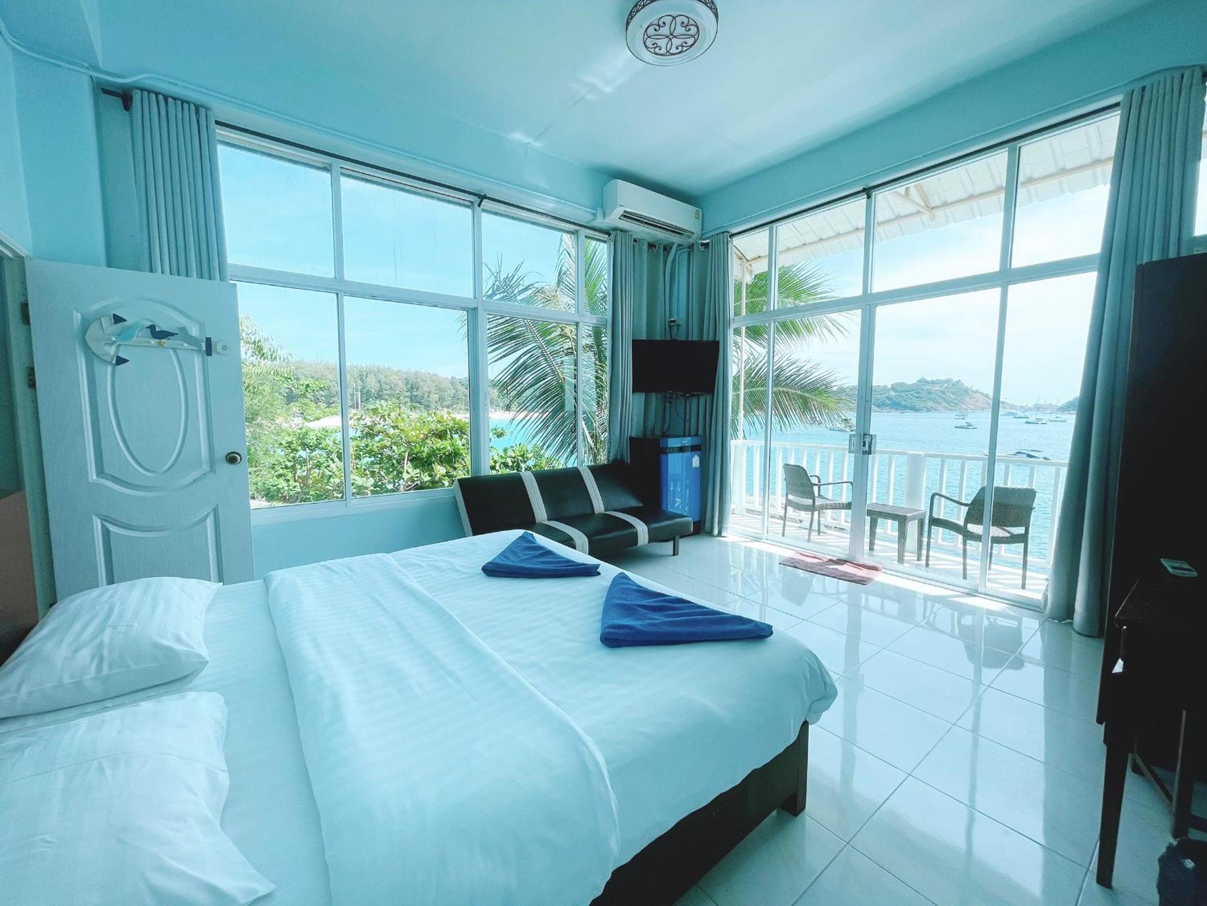 Deluxe Double Room with Side Sea View
