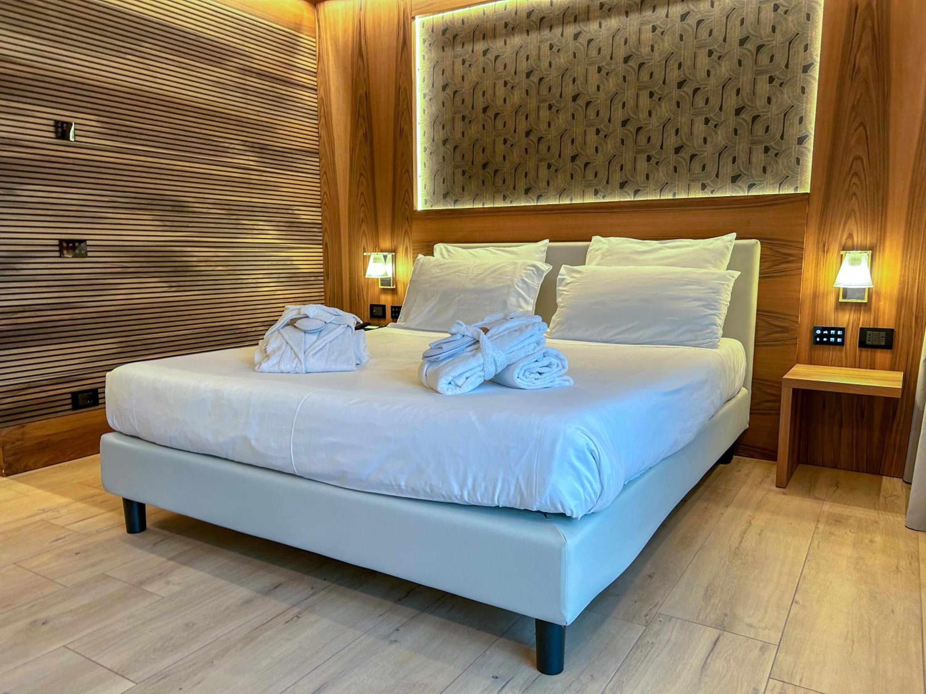 Executive Double Room with Balcony - First Floor - Photo 8
