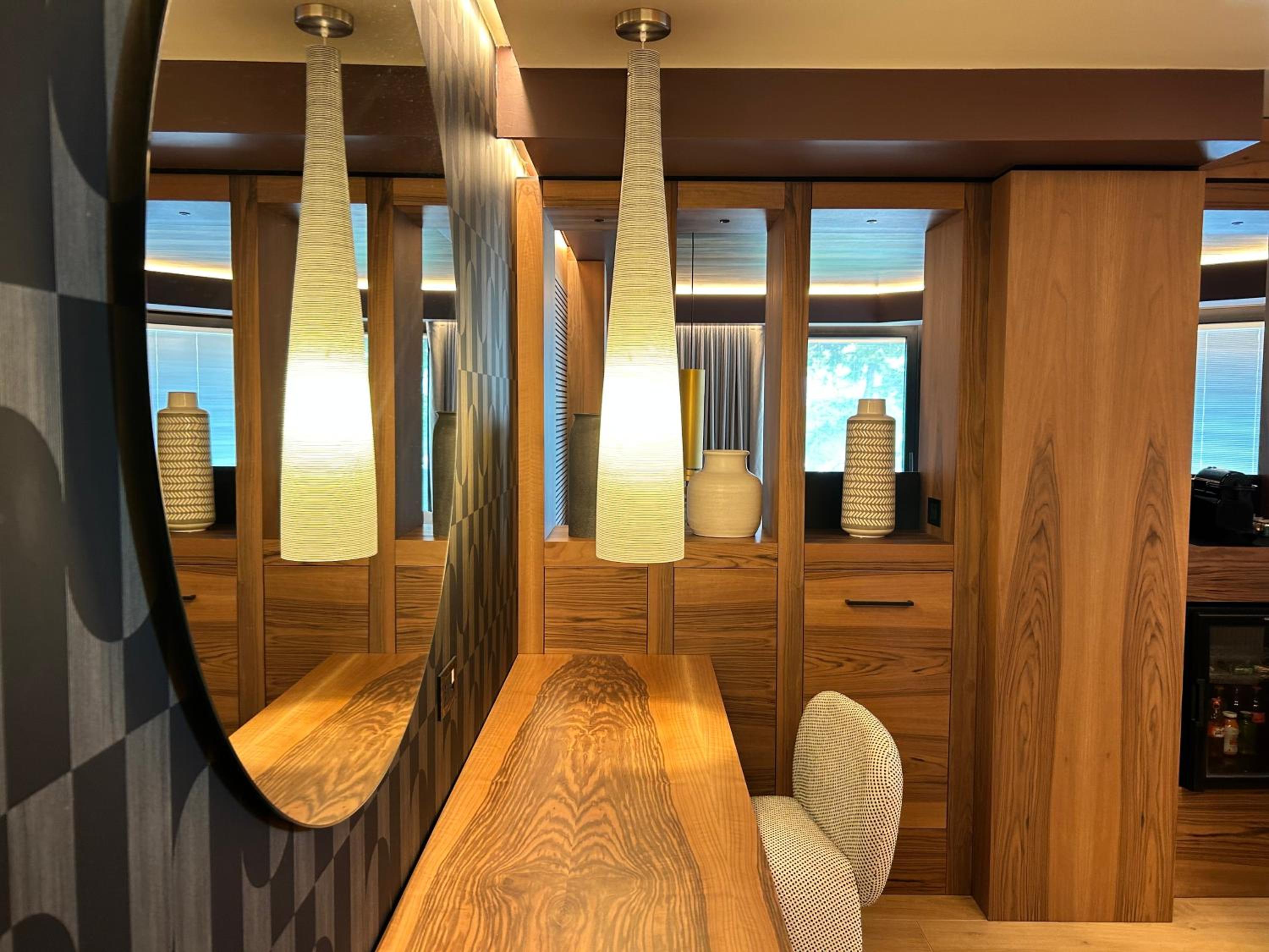Junior Suite with Jacuzzi, Terrace and Partial Lake View photo 2