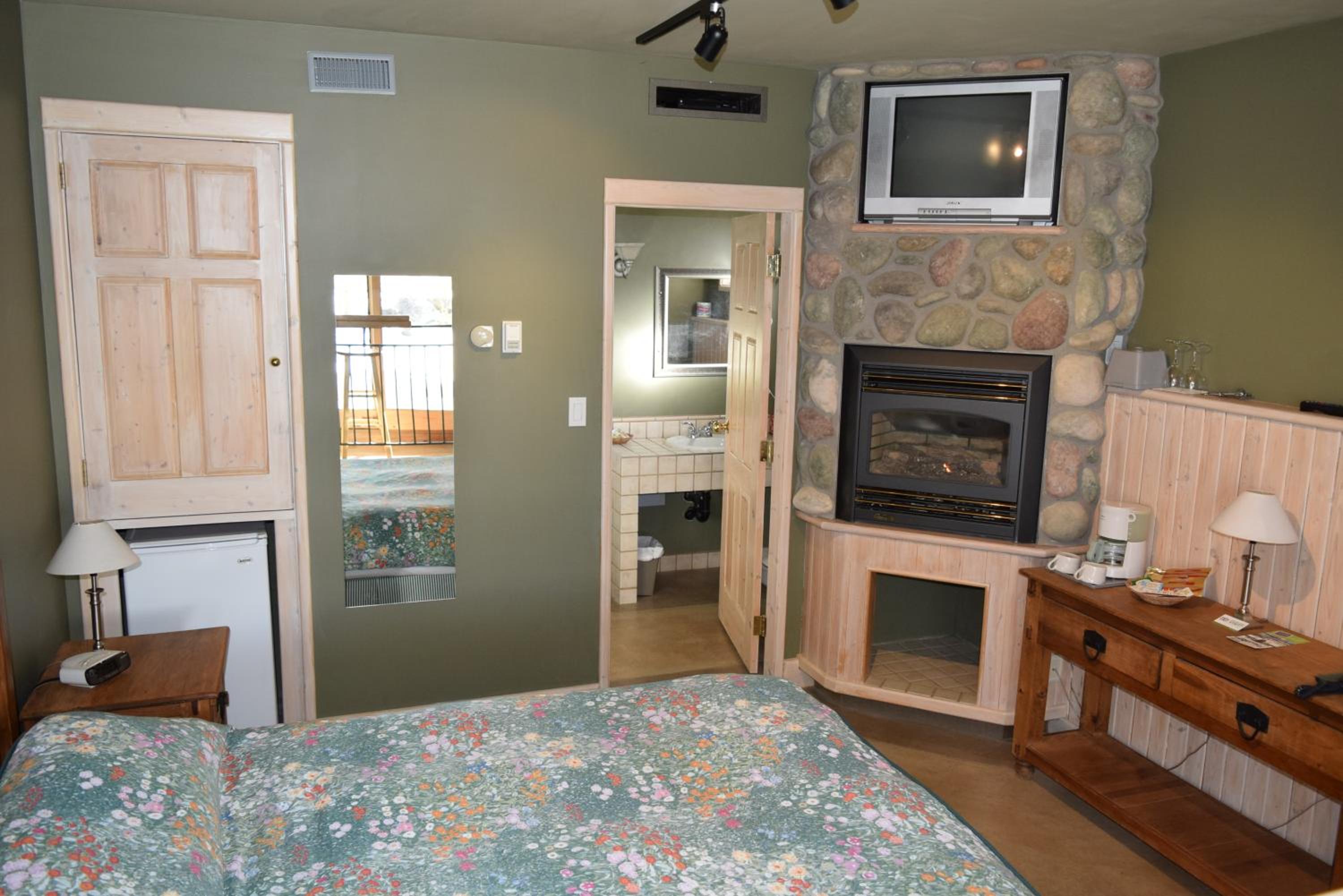 Queen Room with Lake View photo 3