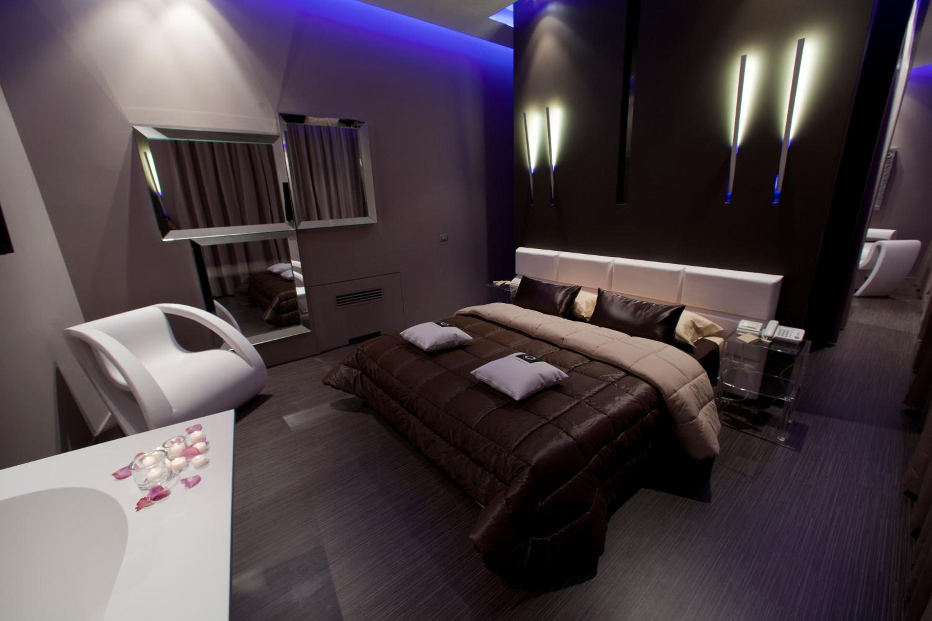 King Suite with Balcony - Photo 17