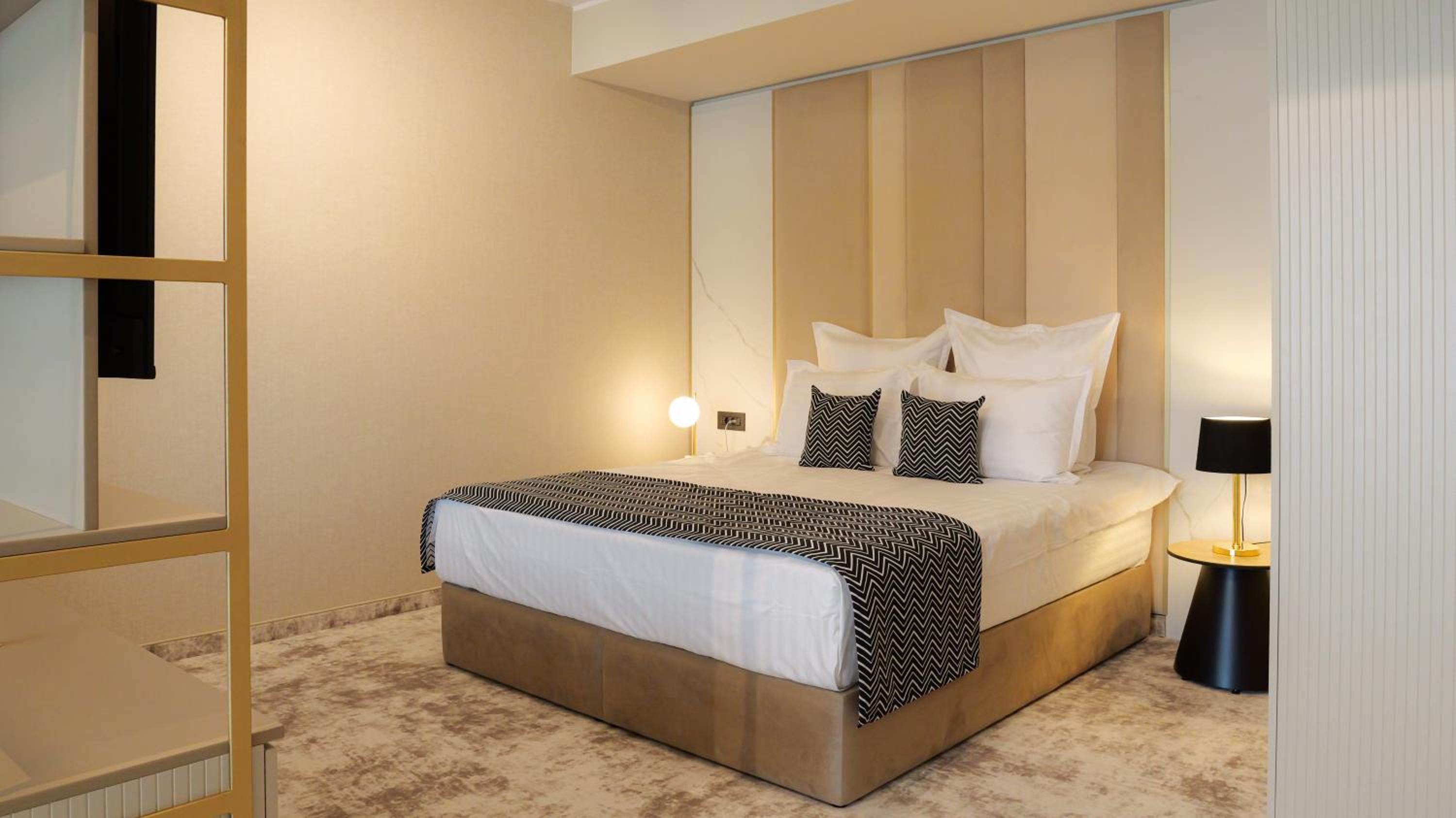 Deluxe Suite - Photo 1
