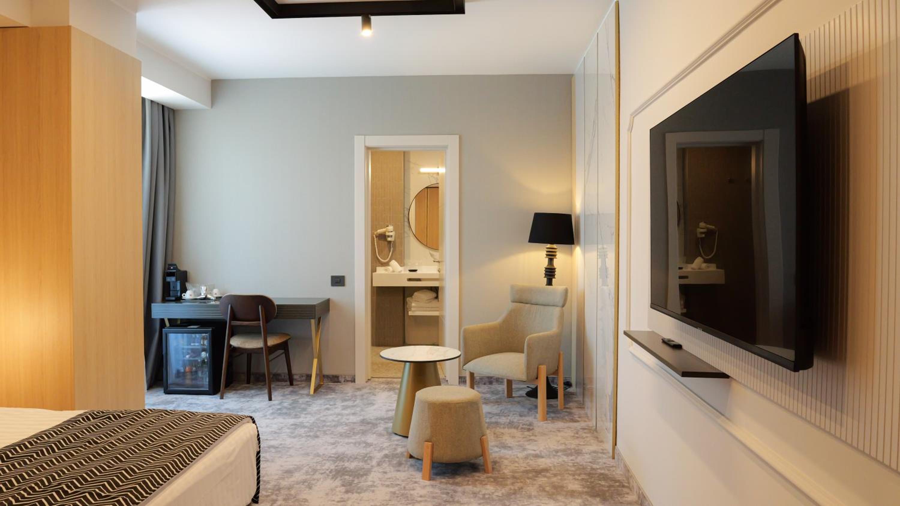 Deluxe Queen Room