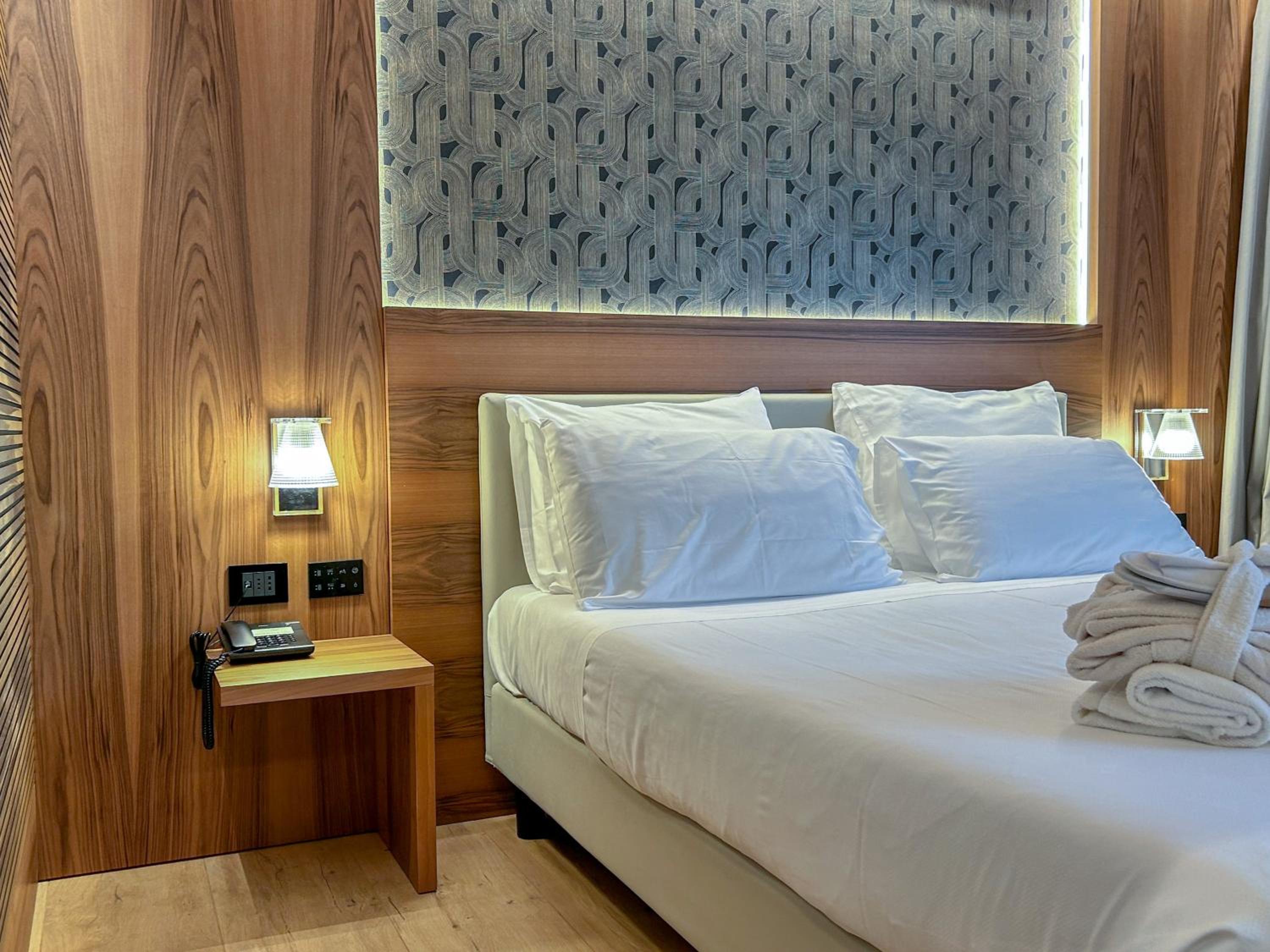Executive Double Room with Balcony - First Floor - Photo 14