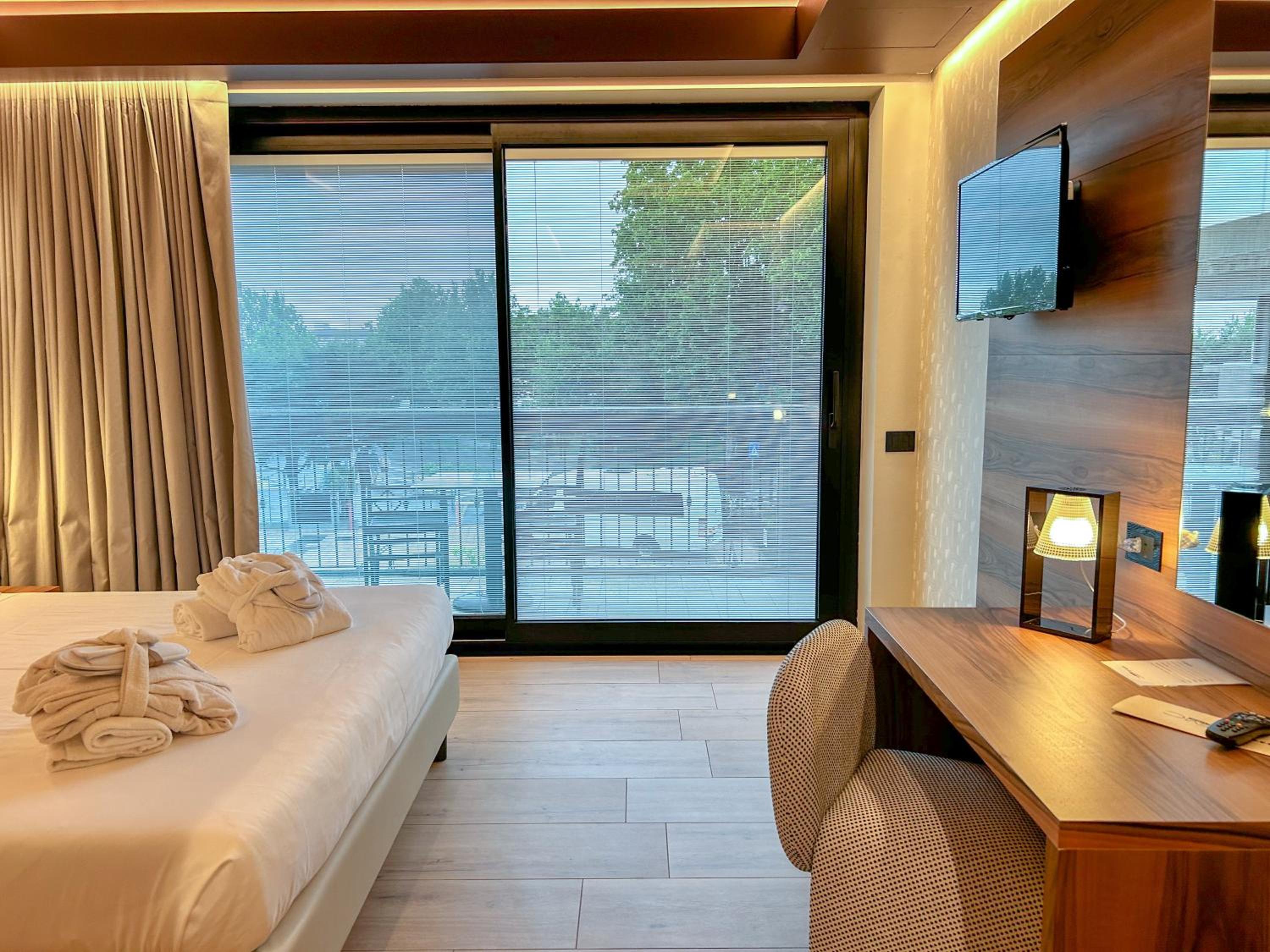 Executive Double Room with Balcony - First Floor - Photo 13
