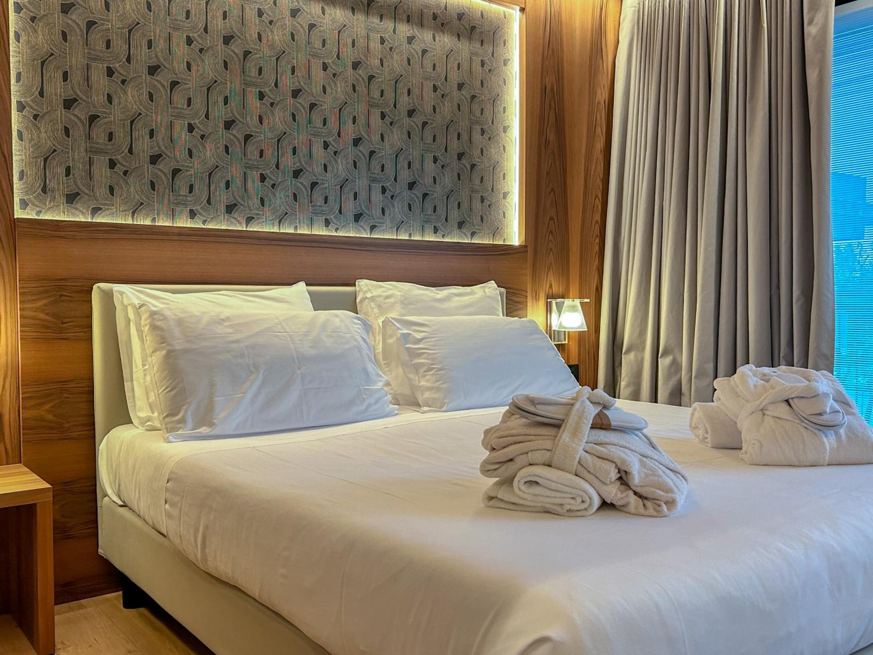 Executive Double Room with Balcony - First Floor - Photo 12