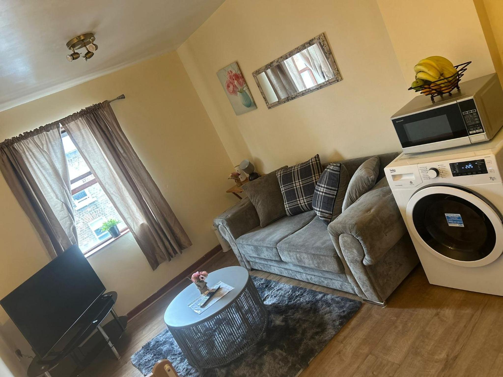 One-Bedroom Apartment photo 1