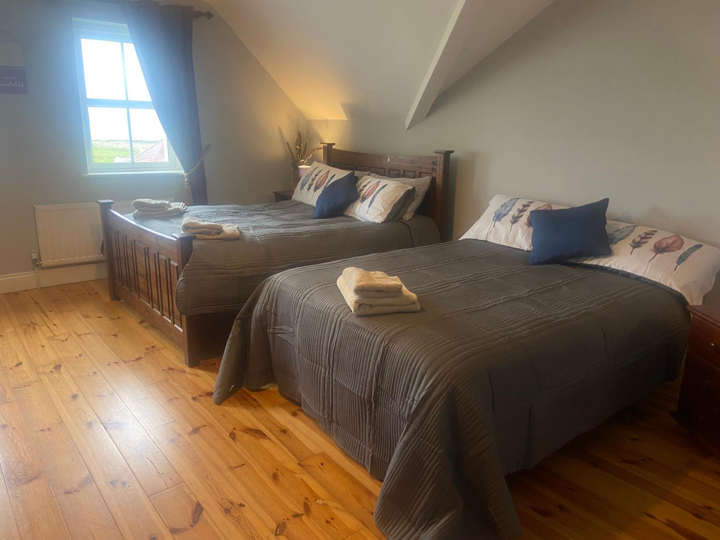 Quadruple Room with Private Bathroom photo 2