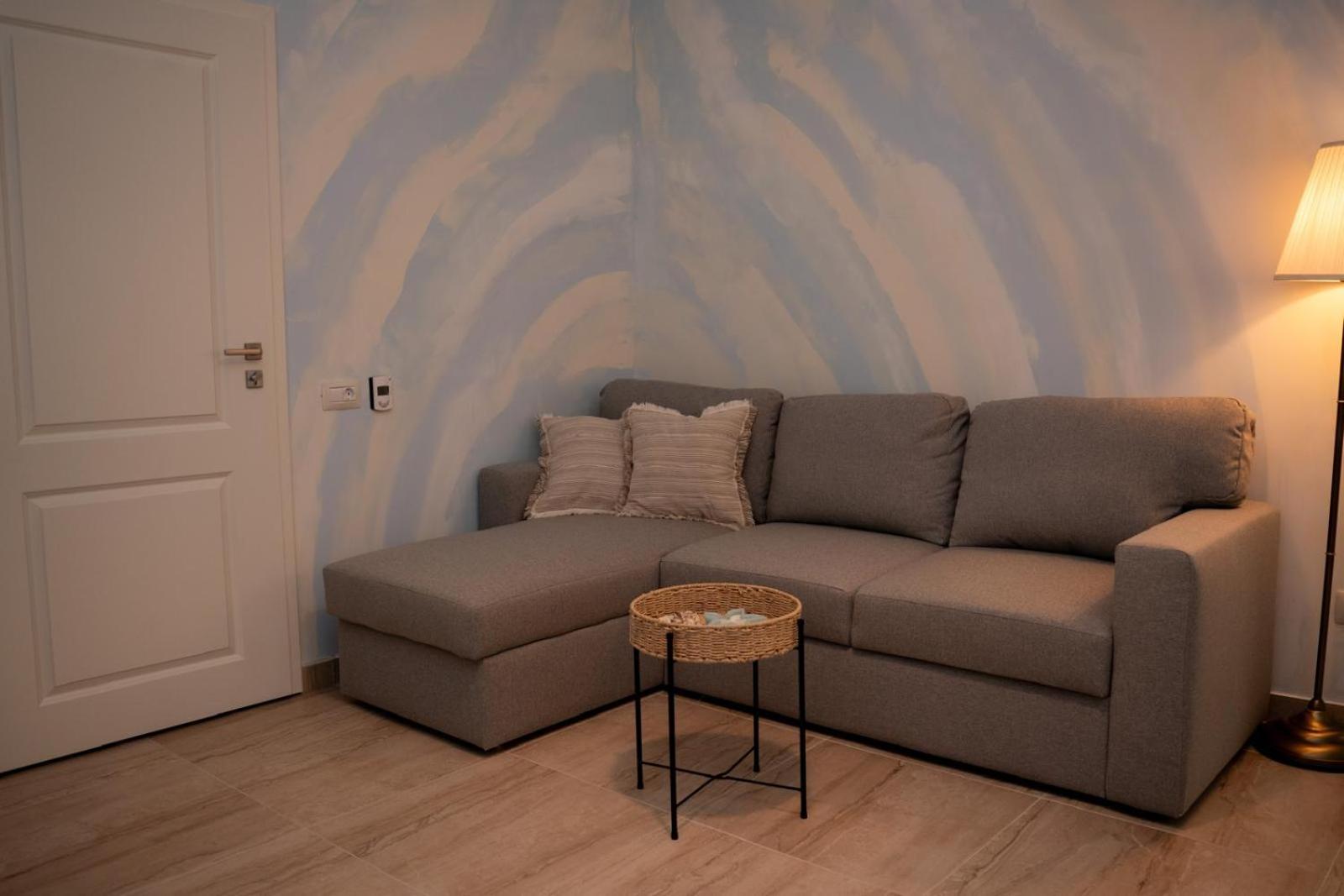 One-Bedroom Apartment with Balcony and Sea View photo 3