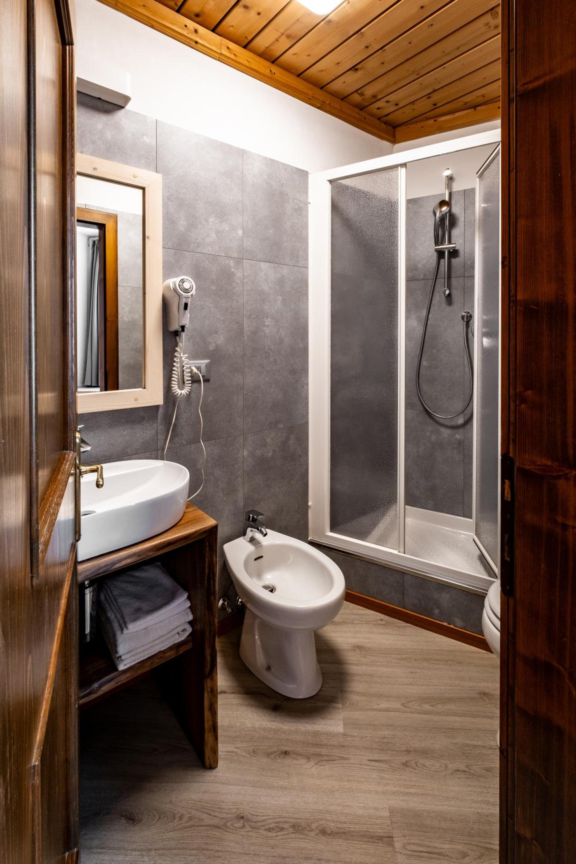 Double or Twin Room with Mountain View - Photo 6