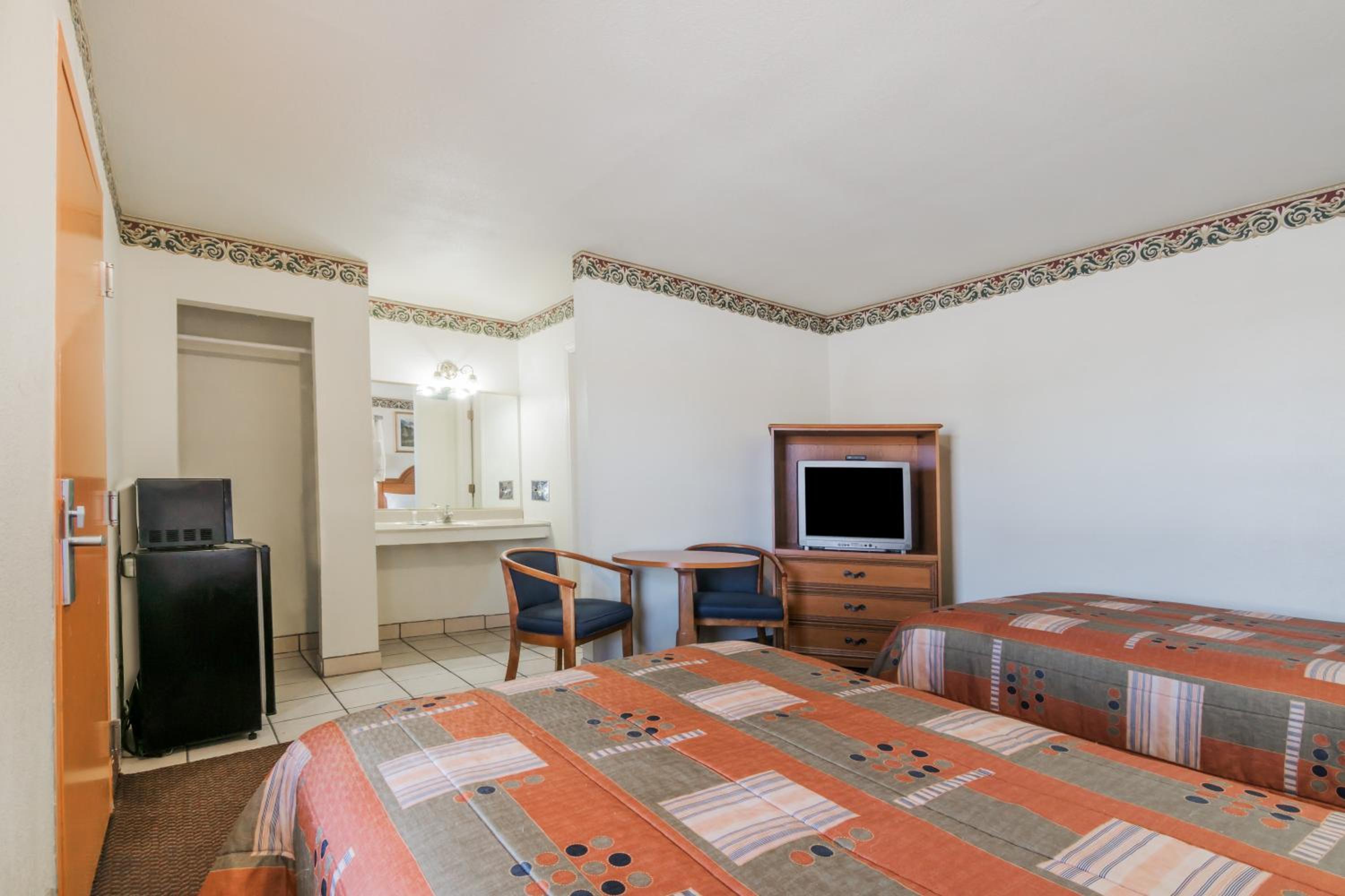 Double Room with Two Double Beds - Non-Smoking - Photo 4