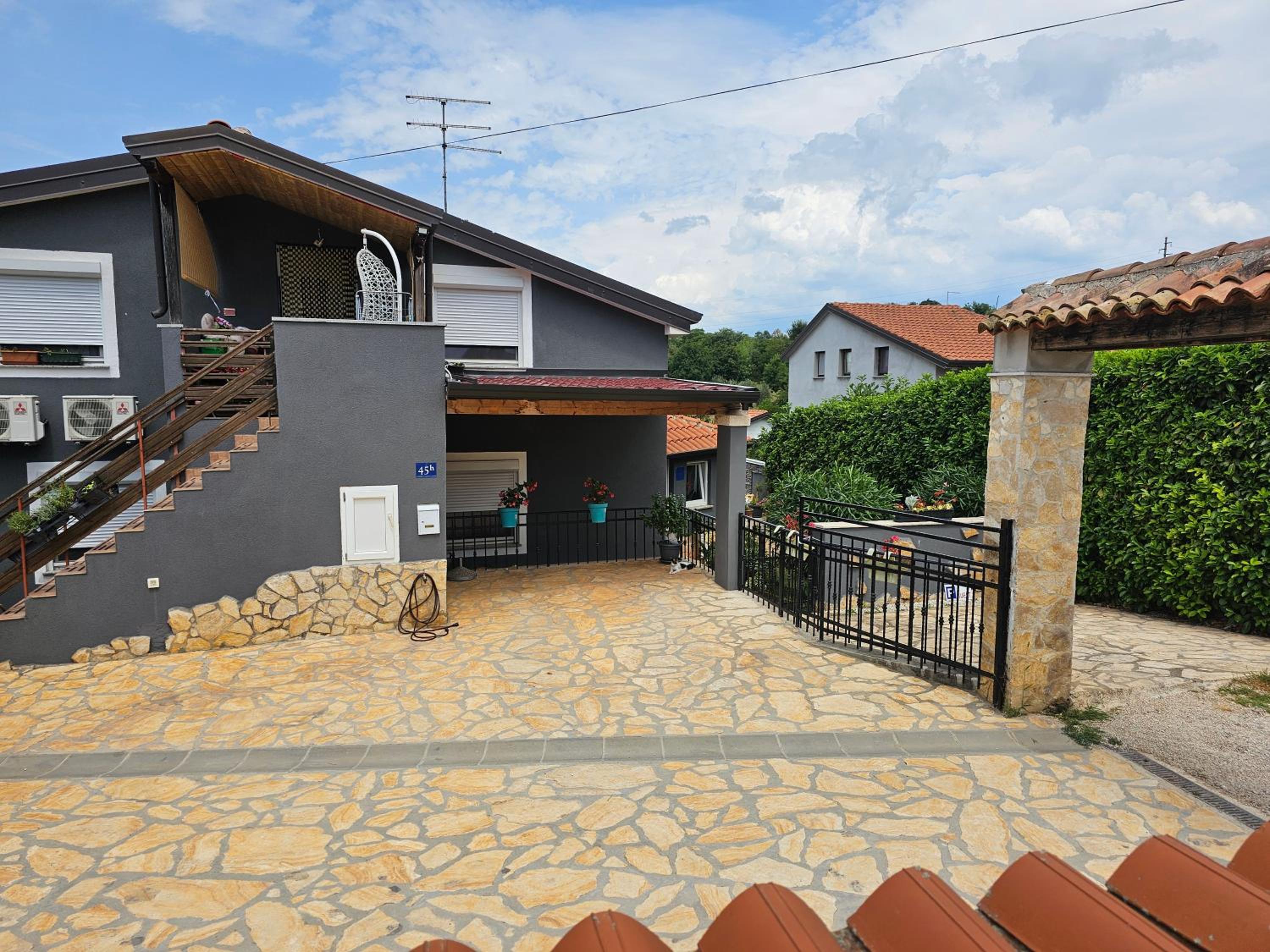 Apartment with Pool View 