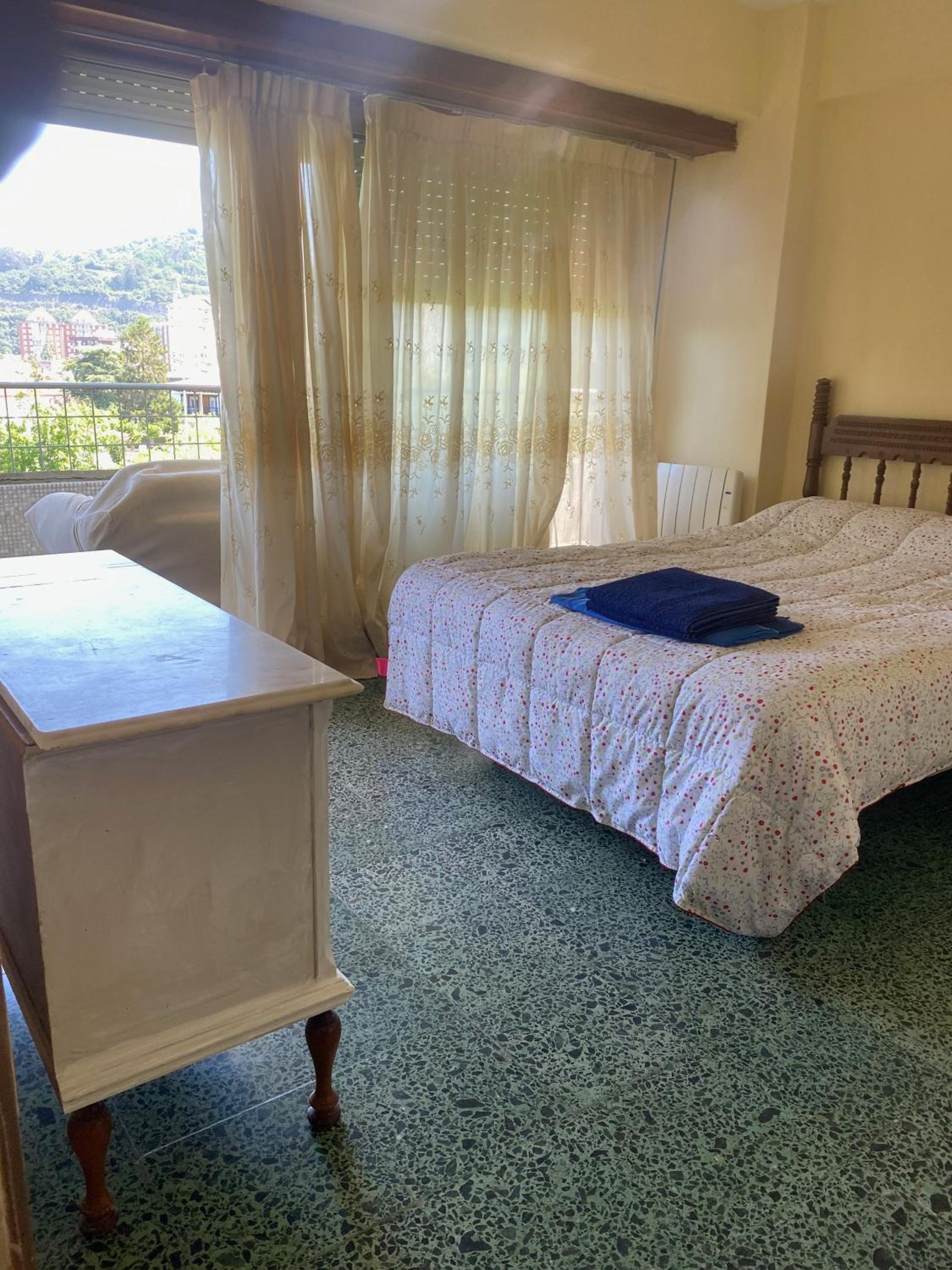 Apartamento de Dos Dormitorios con Vista al Jardín