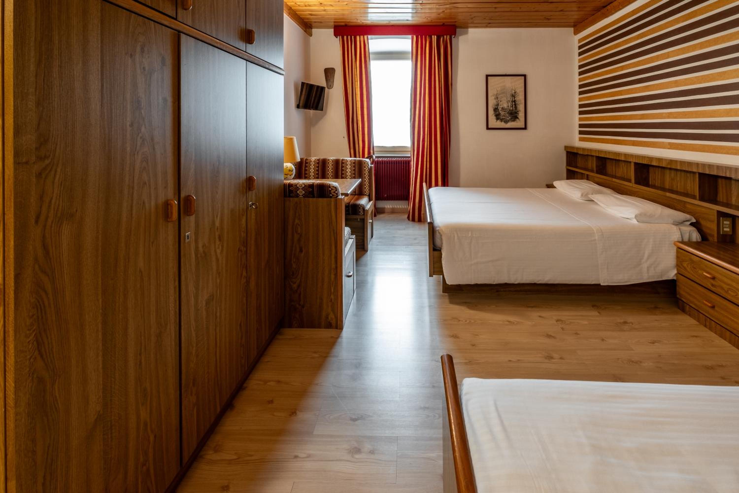 Quadruple Room with Mountain View - Photo 5